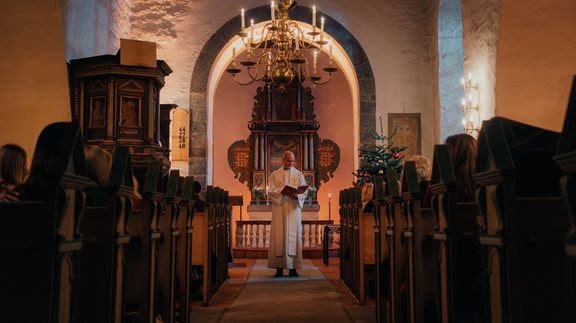 Kirken i jula? Her er alt du trenger å vite om å gå på julegudstjeneste