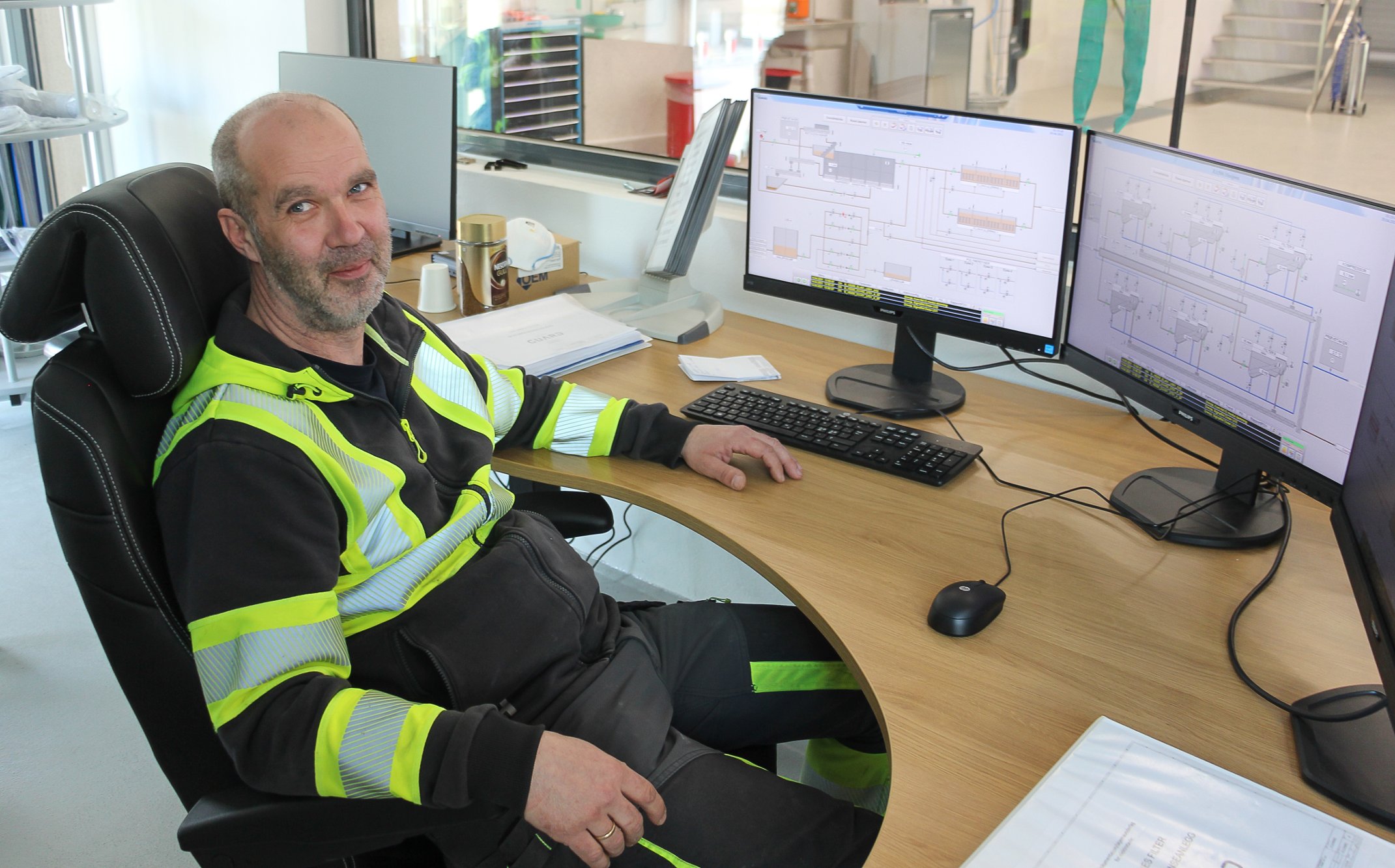 Underkjølt regn og speilhålke - hele vaktlaget er i sving for å strø veiene på julaften