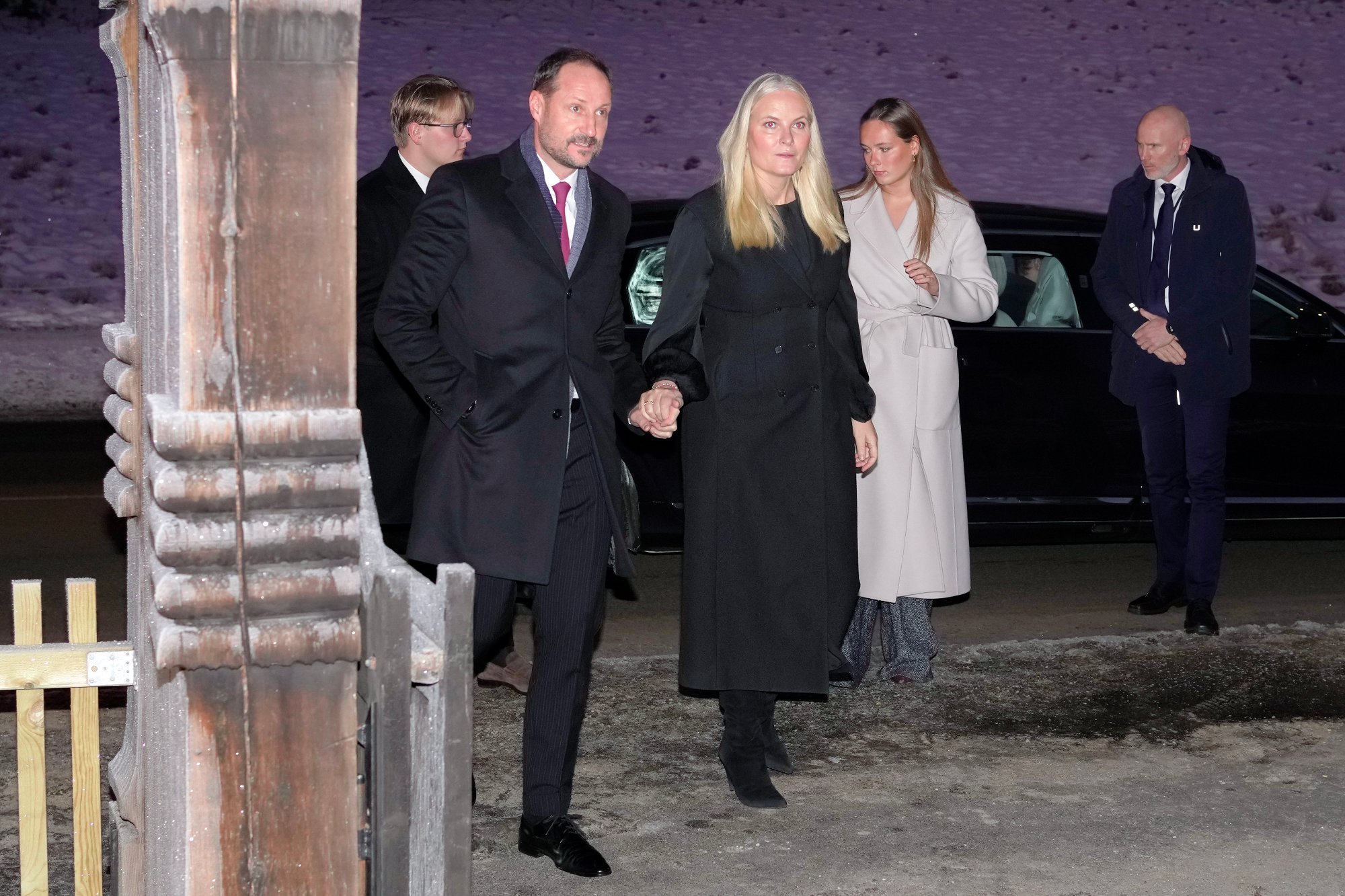 Nore og Uvdal 20251224. 
Kronprins Haakon, kronprinsesse Mette-Marit, prinsesse Ingrid Alexandra og prins Sverre Magnus ankommer julegudstjeneste i Uvdal kirke julaften.
Foto: Terje Bendiksby / NTB
