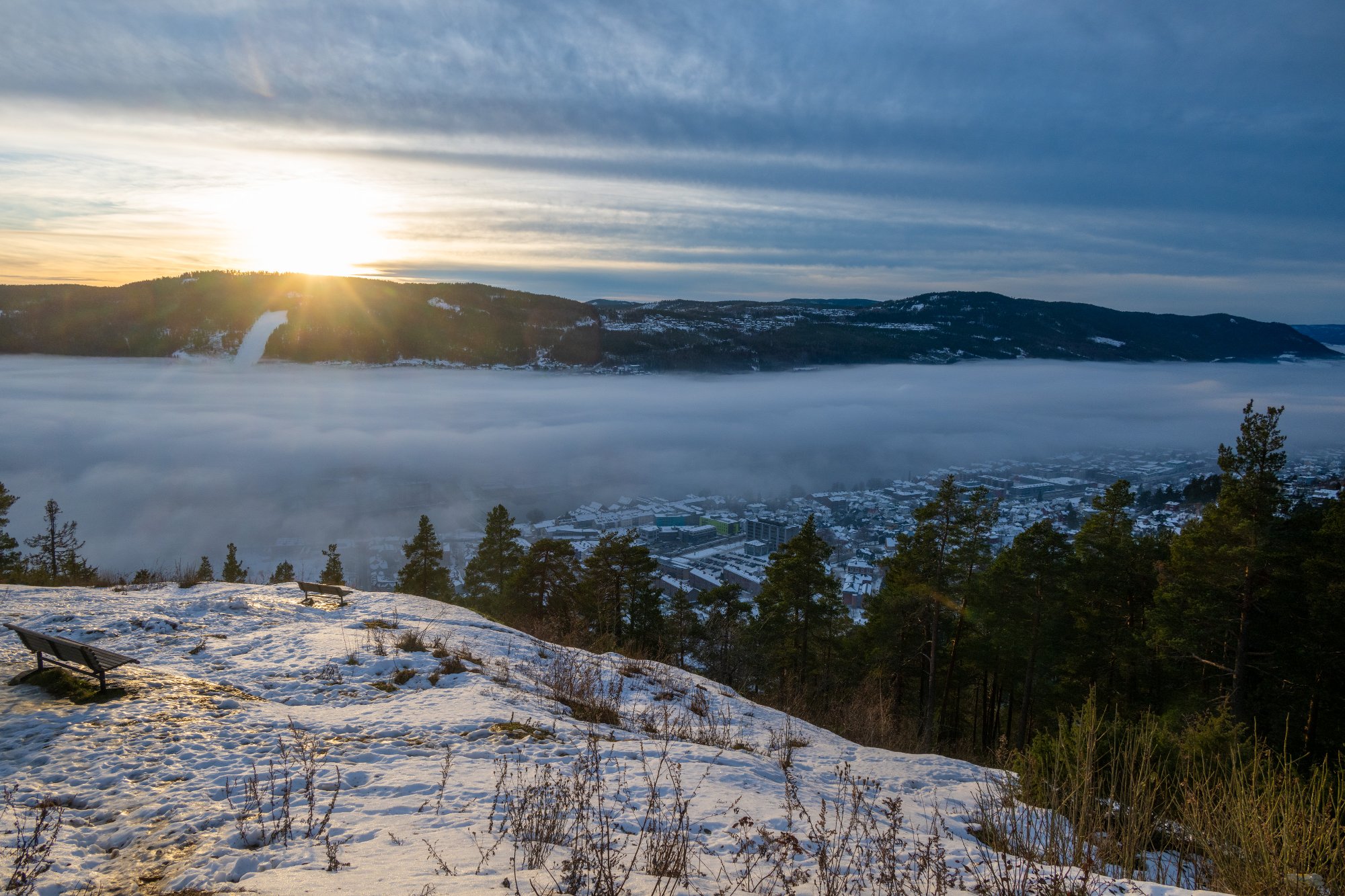 JULEVÆRET: Tåke i byen mandag, men på Spiralen var det sol. Til torsdag kommer det sannsynligvis snø, og den vil i så fall bli værende, for det er meldt kaldt vær framover.  Etter noen milde dager, skal det igjen bli kaldere. På julaften er det meldt nordavind, noe som betyr kaldt vær.