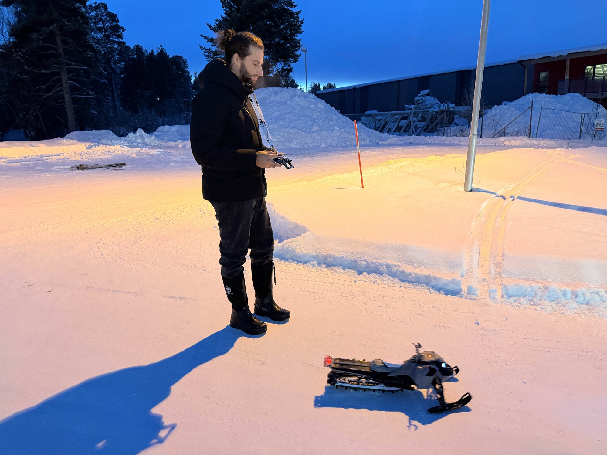 Amando (33) 3D-printet sin egen snøscooter: – Den går fortere enn man klarer å kontrollere
