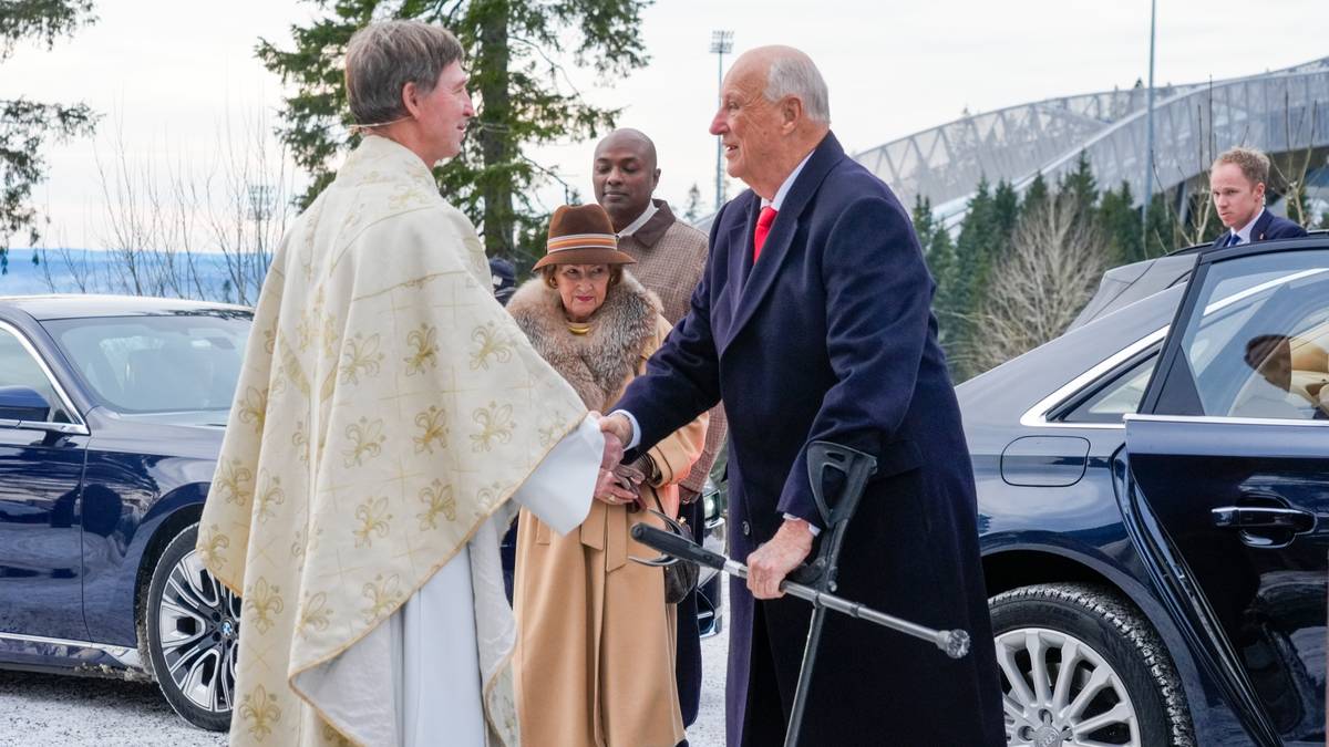 Kongeparet på plass i Holmenkollen kapell fyrste juledag