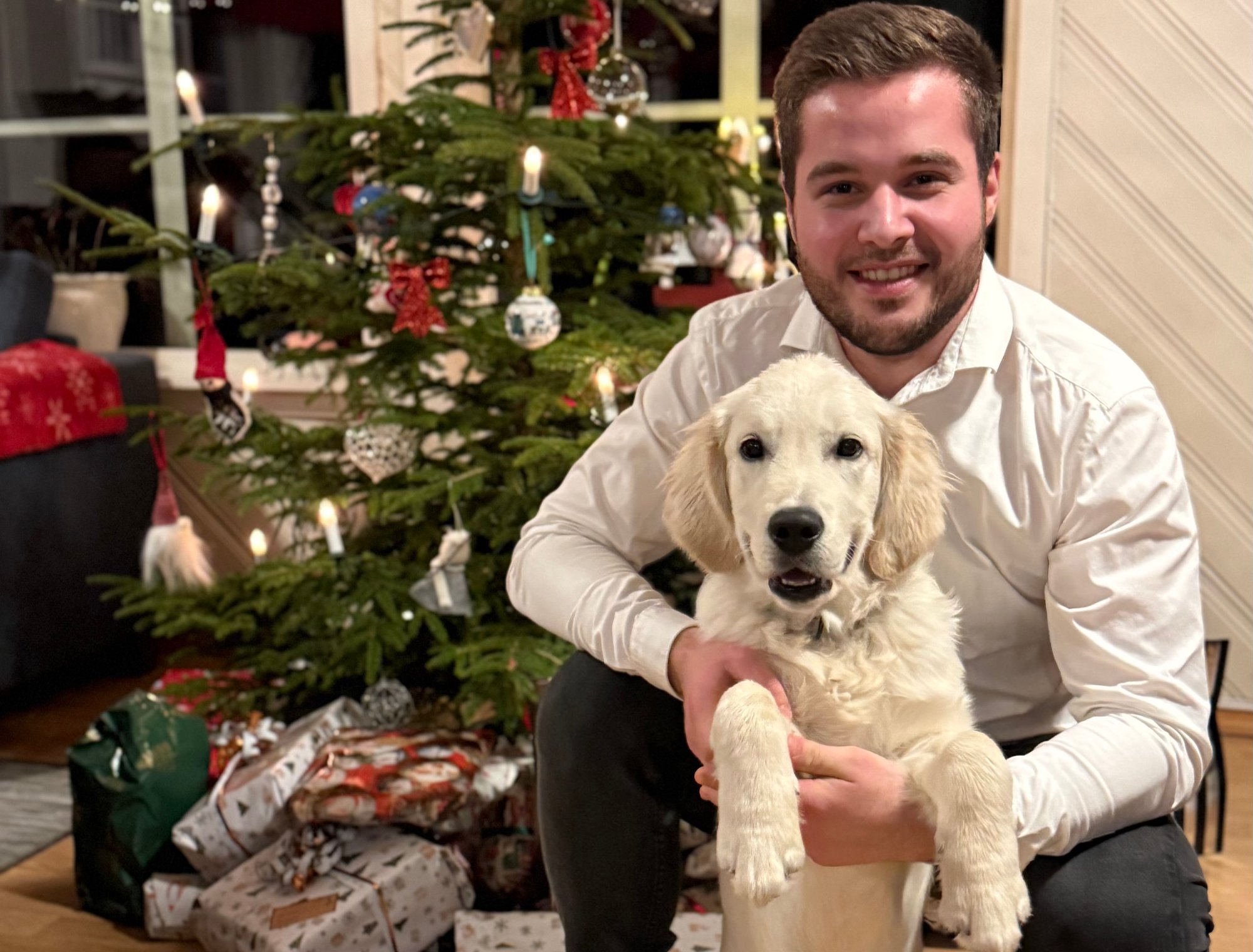 Sten (22) poserer foran juletreet: Timer før var han i en dramatisk ulykke