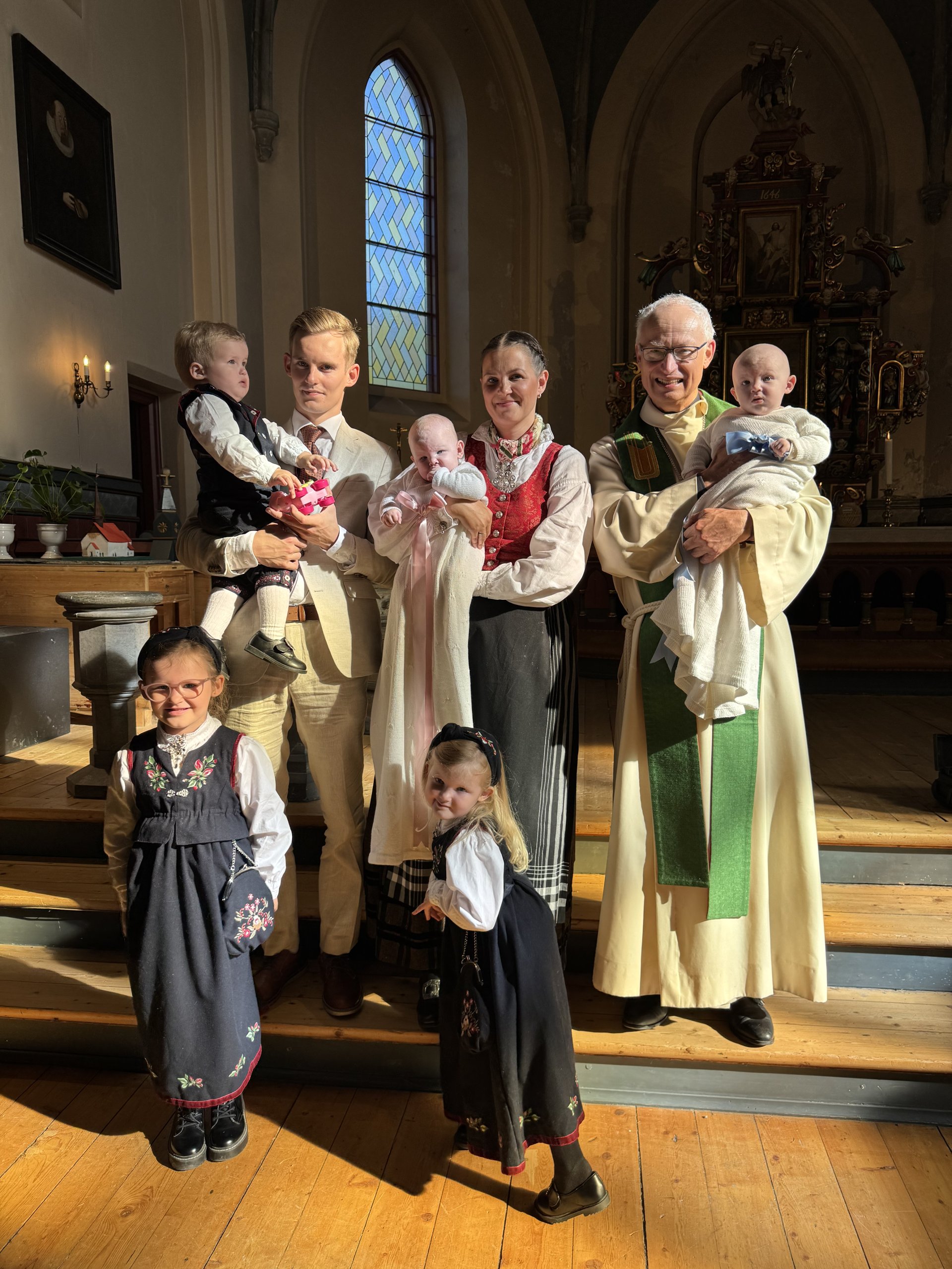 Eline (33) og Sondre (25) skulle ikke ha så mange barn. Så kom de på løpende bånd: – Er dette galskap?