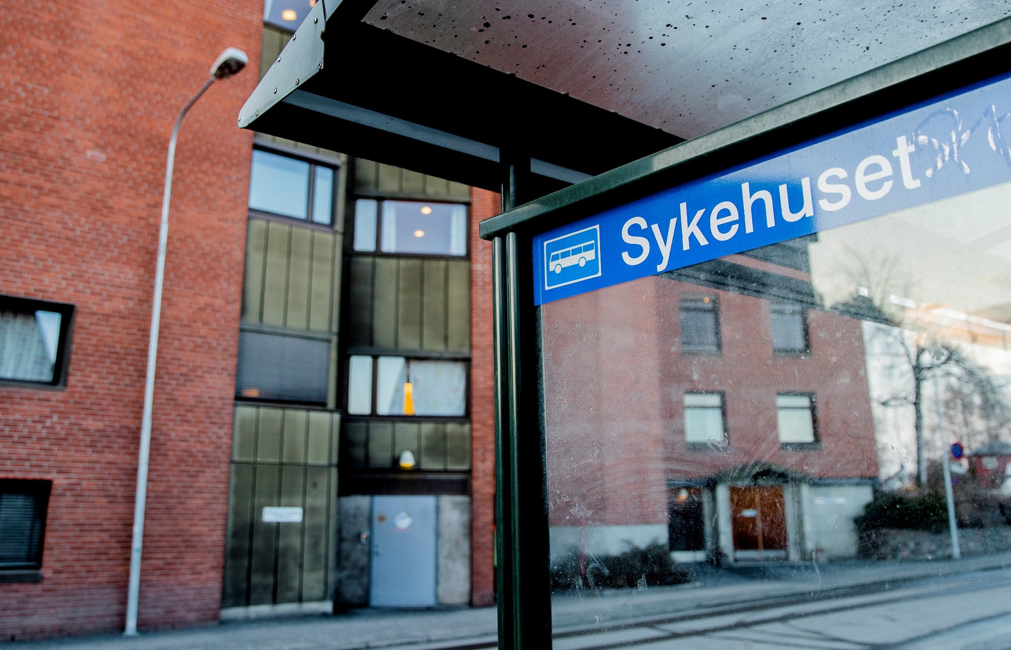 Gjøvik 20200218. 
Sykehuset Innlandet, bussholdeplass foran sykehuset på Gjøvik.
Foto: Stian Lysberg Solum / NTB