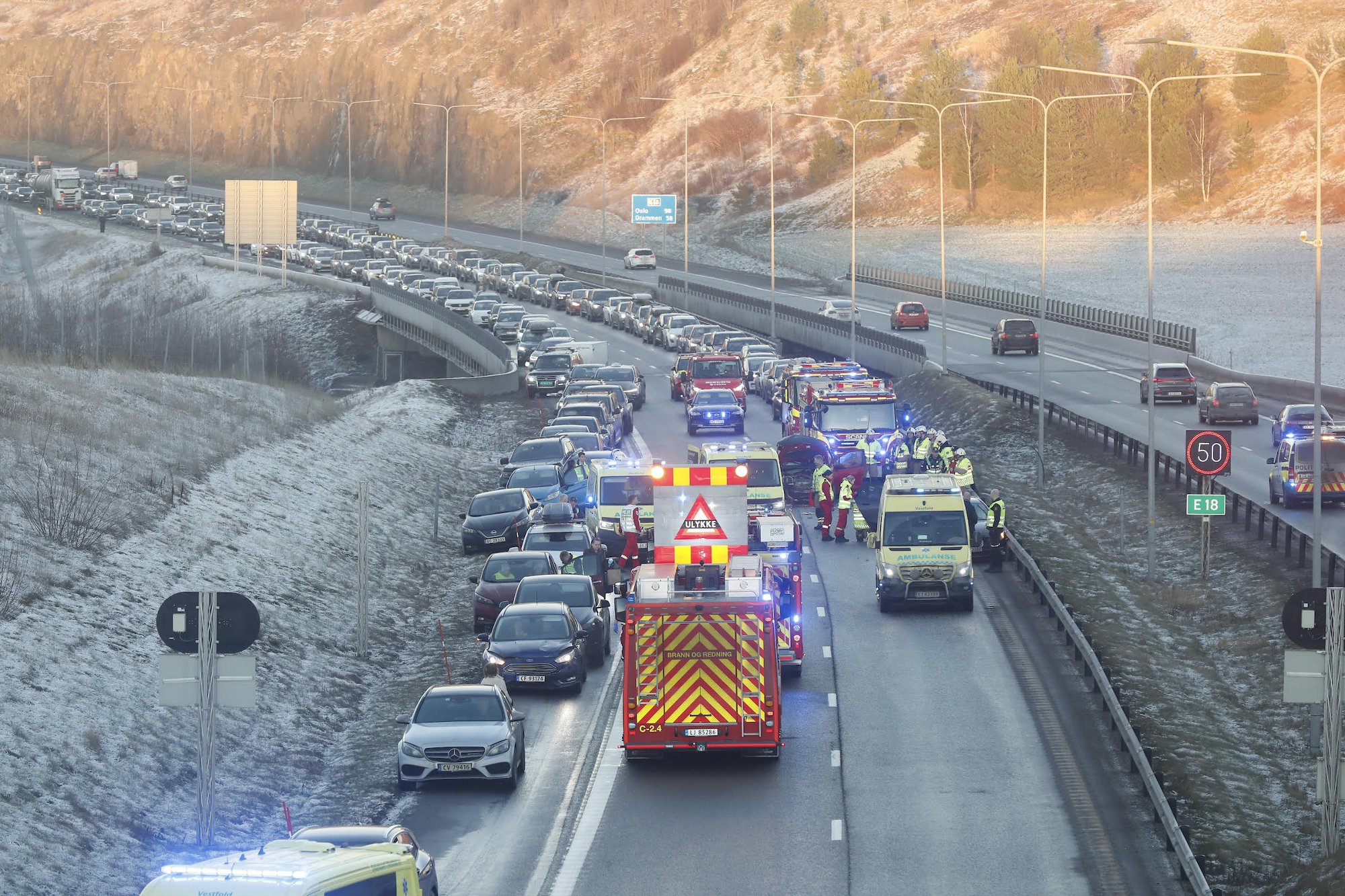 Alvorlig ulykke på E18 – luftambulanse hentet en person