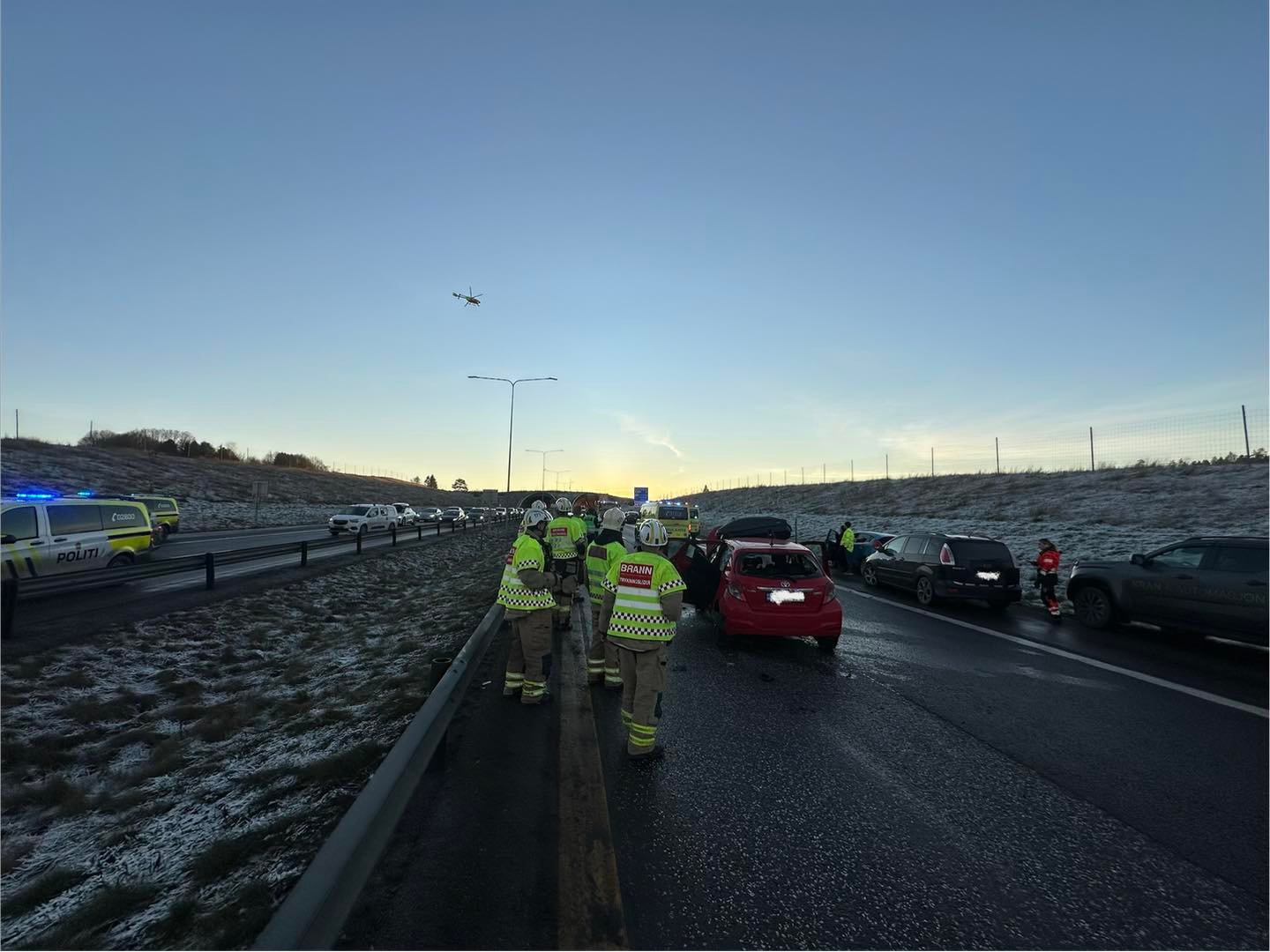 Flere biler involvert i ulykke: – En person fremstår som alvorlig skadet