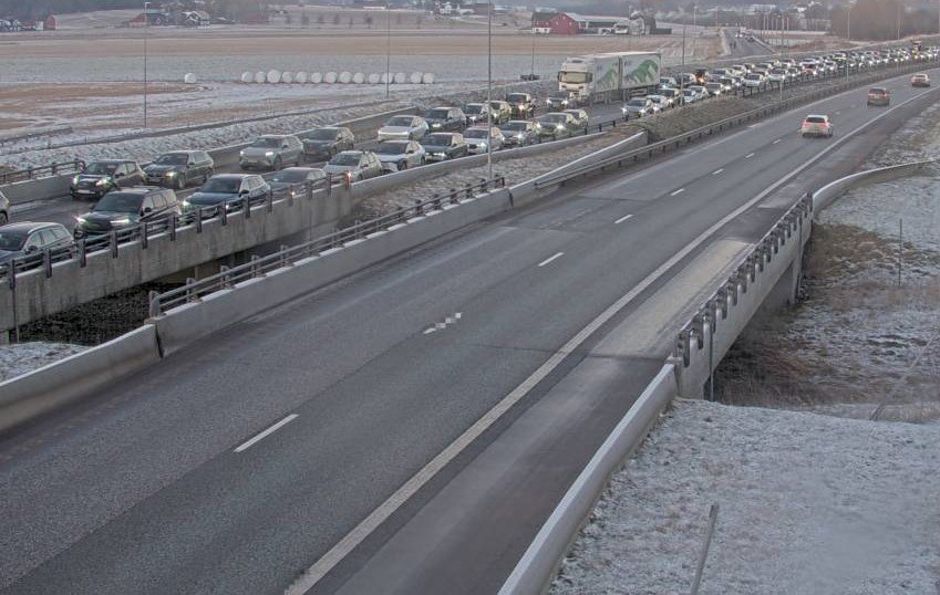 Flere biler involvert i ulykke: – En person fremstår som alvorlig skadet