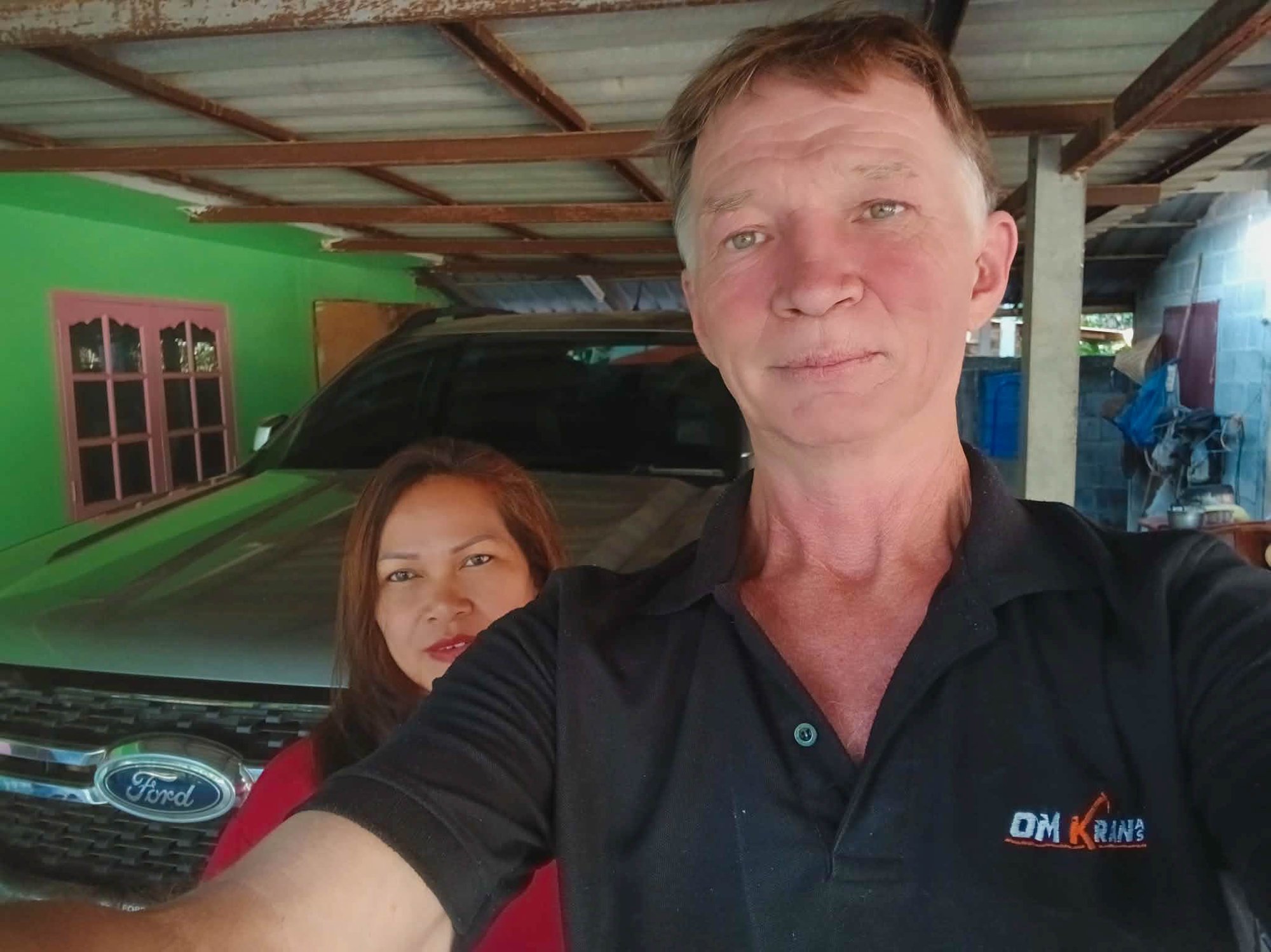 REISER FRA KRIGEN: Stig Oddbjørn Eliassen og hans thalandske kone rømmer fra krigen mellom Thailand og Kambodsja.