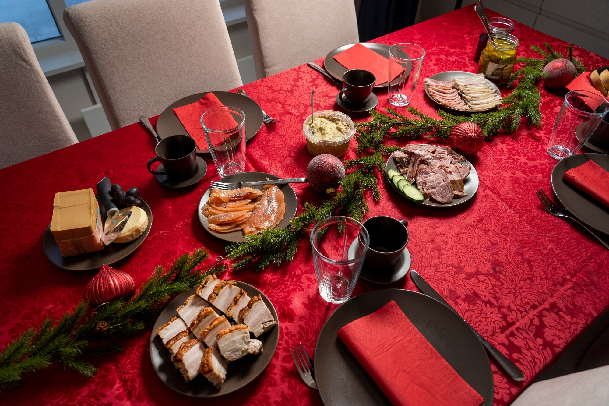 Trondheim 20230103. 
Julefrokost med brød, rundstykker, eggesalat, eggerøre, ost, skinke, laks, leverpostei, agurk, tomat, sylteagurk, rødbeter, smør og waldorfsalat.
Foto: Gorm Kallestad / NTB