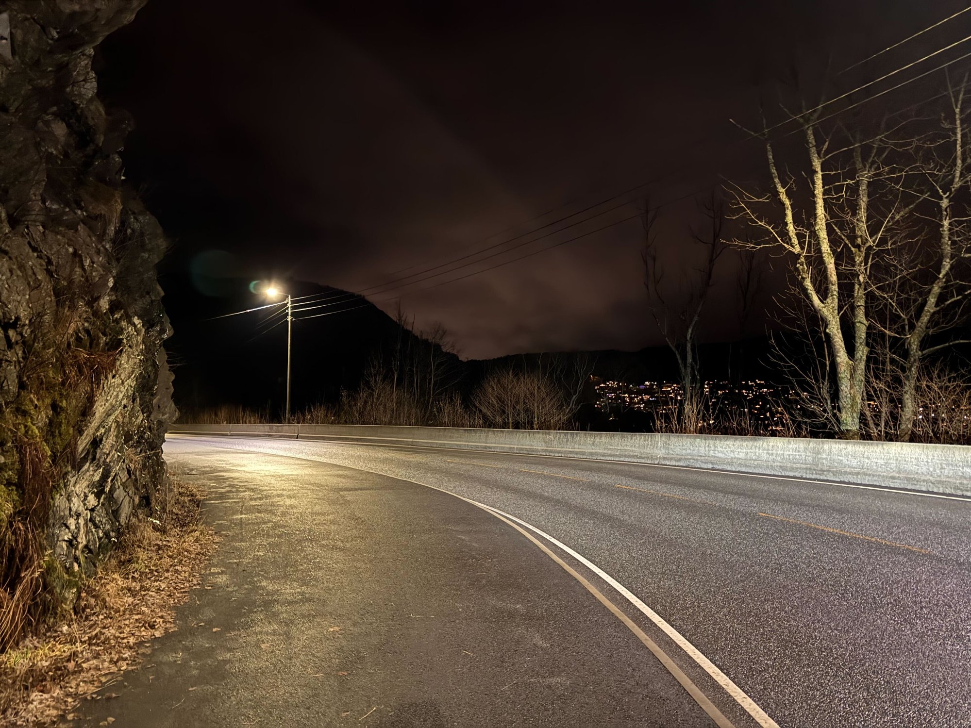 Bil skal ha kollidert i betongmur