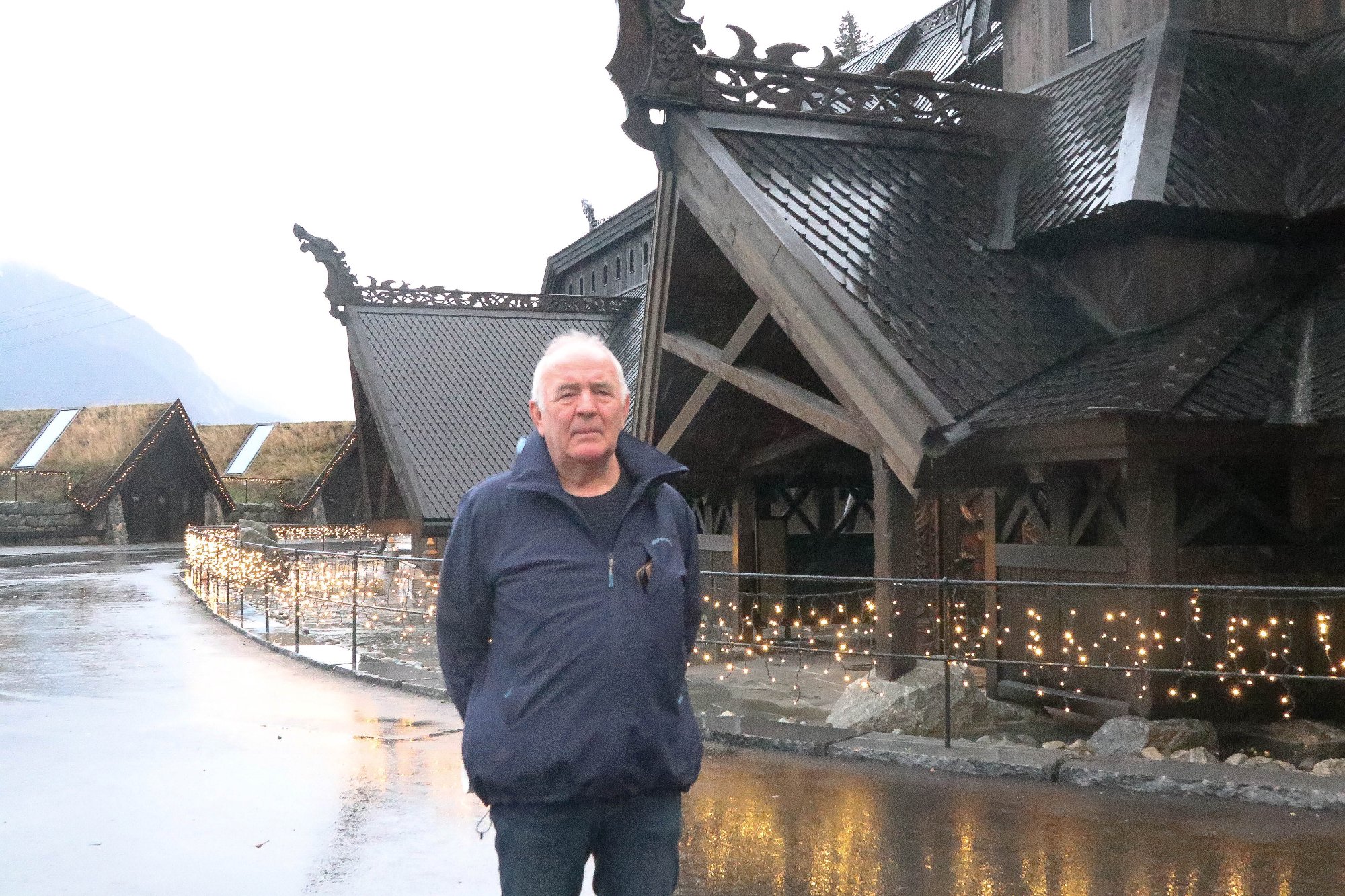 Fra pensjonist til prisvinner: Arne Holm Johanson tegnet Lothepus' storslåtte stavkirke