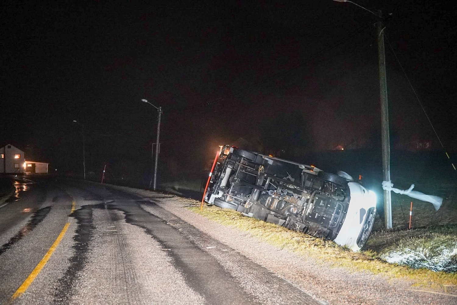 Stormen er kommet: Bil har blåst av veien