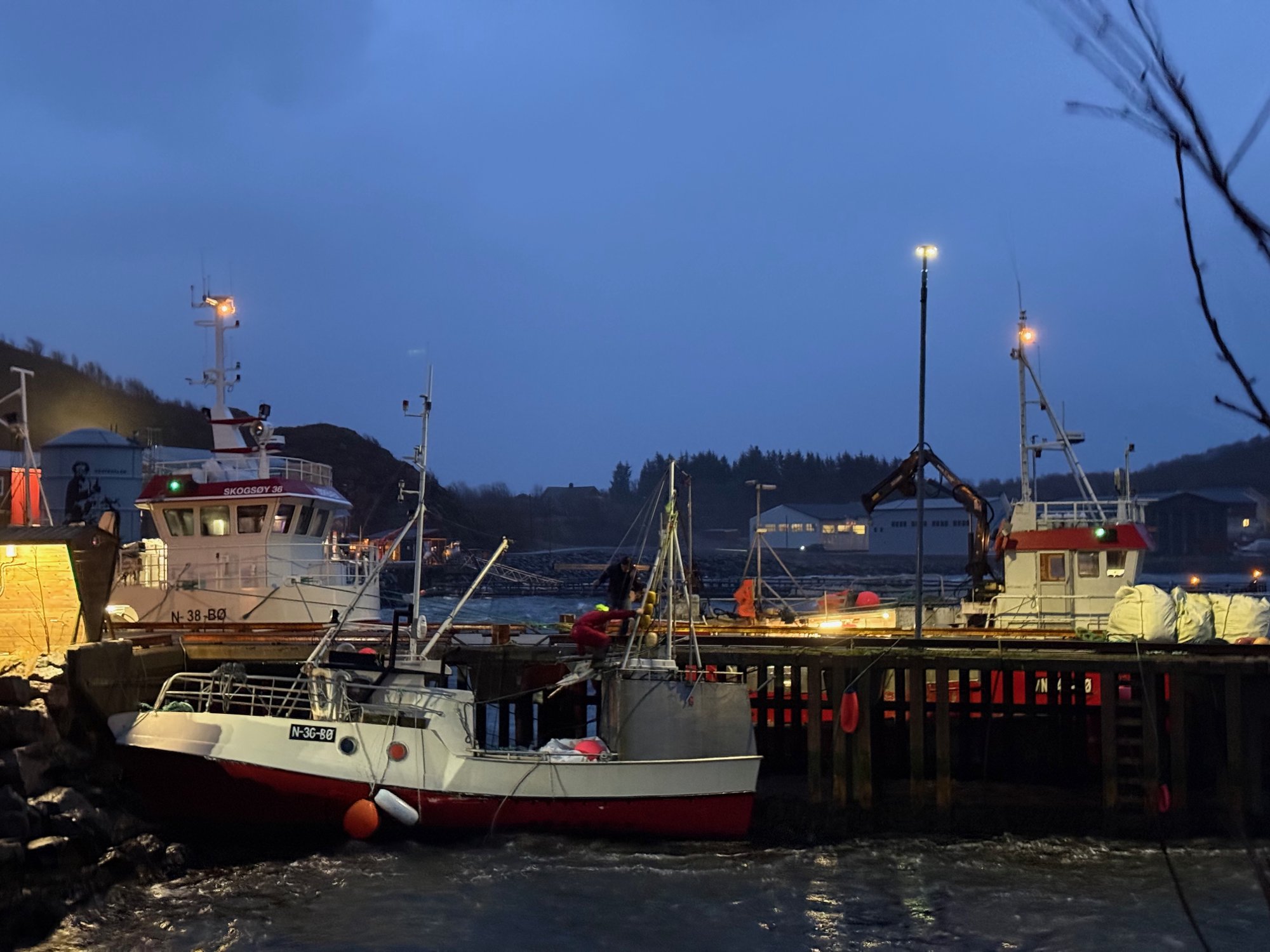 Båten sleit seg og dreiv på land