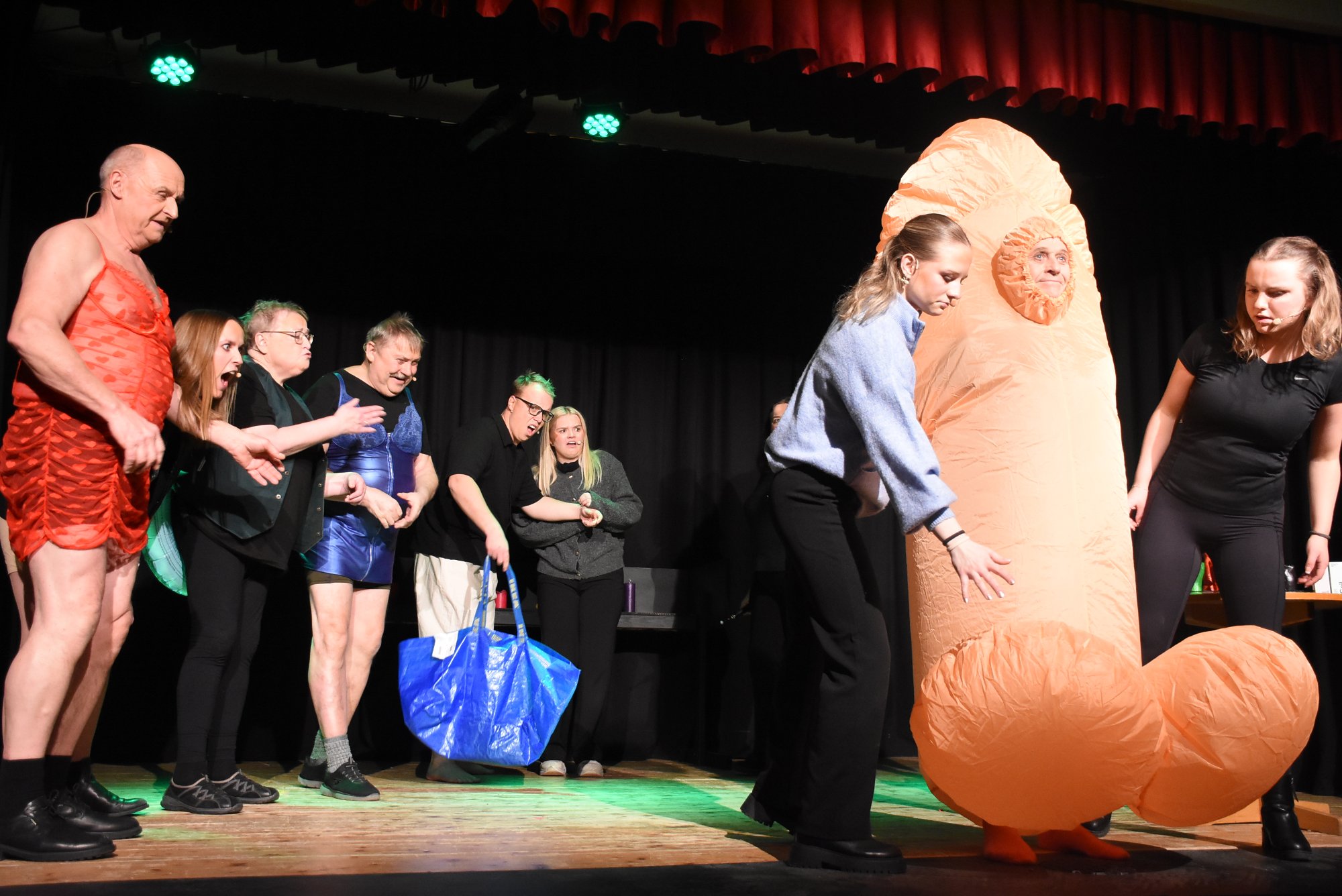 VILLE TILSTANDER: Hvor går grensa i Vuddu Valley? Der det bugner av erotiske telglys. Et utvalg nysgjerrige helgådalinger tok turen og fikk seg noen overraskelser. Han som befinner seg inne i den store, erigerte er Sturla Green.