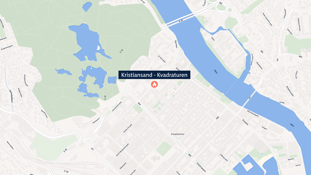 Brann i butikklokale i Kristiansand – naboar blir evakuerte