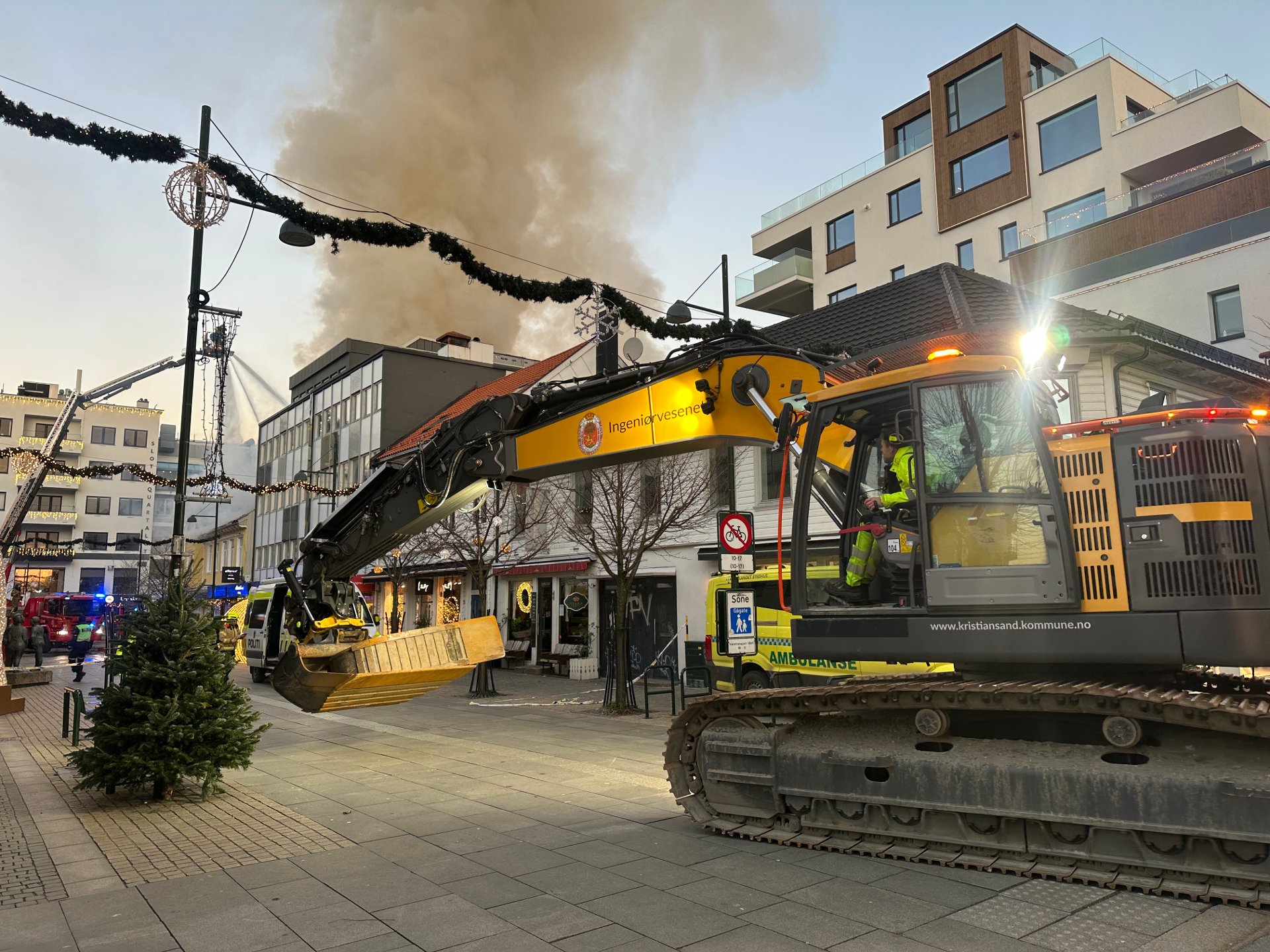 Ikke kontroll på brannen: Skal rive bygningen med gravemaskin