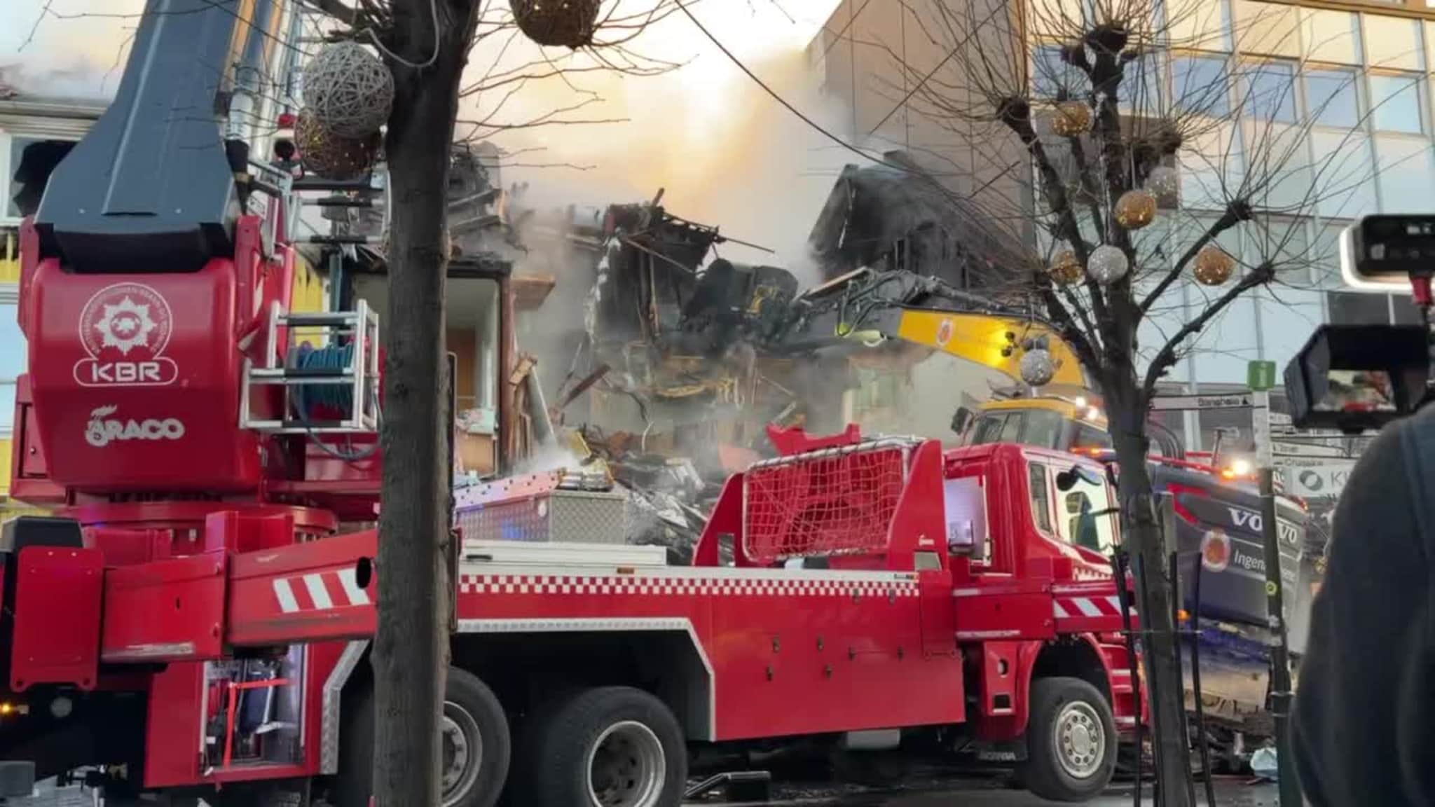 Har startet å rive brennende bygg i Kristiansand