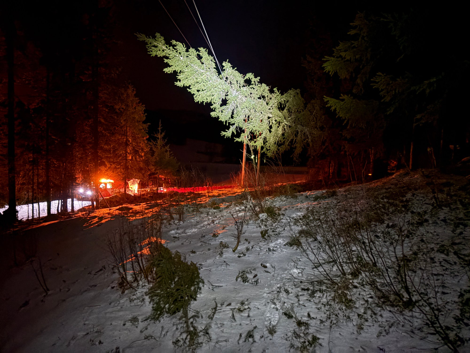 Jobbet hele dagen for å fikse strømbrudd- fortsatt over 1000 uten strøm