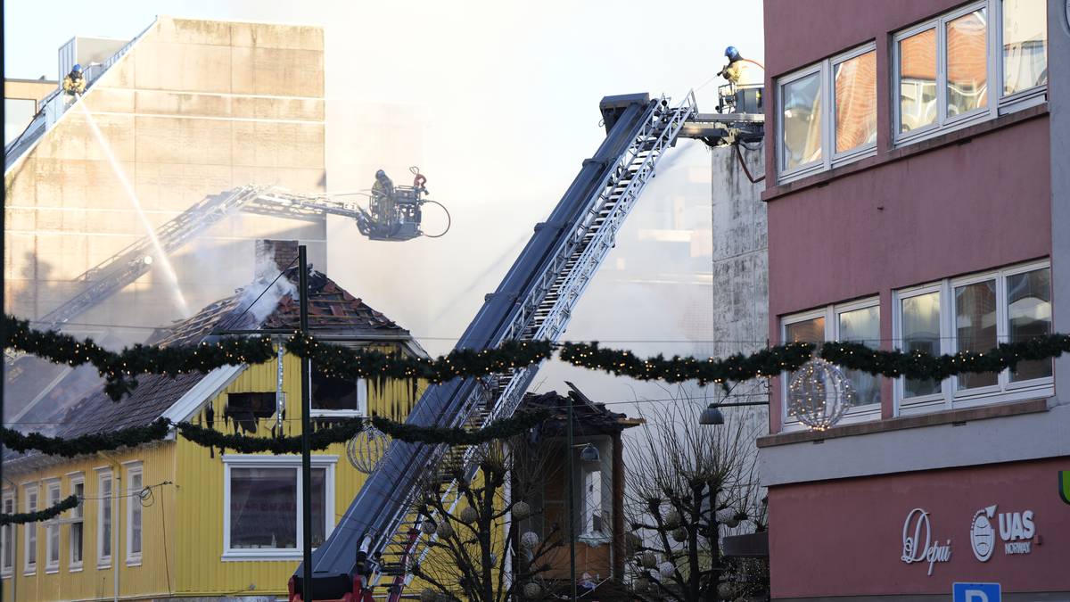 Evakuerer flere personer etter brann i sentrum