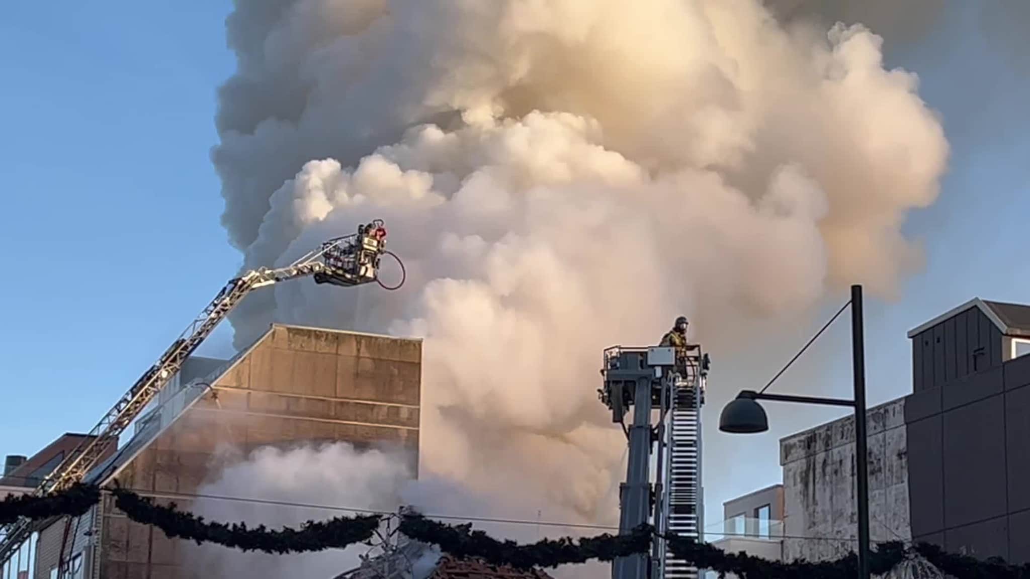 Henter inn sivilforsvaret til brannen i Kristiansand