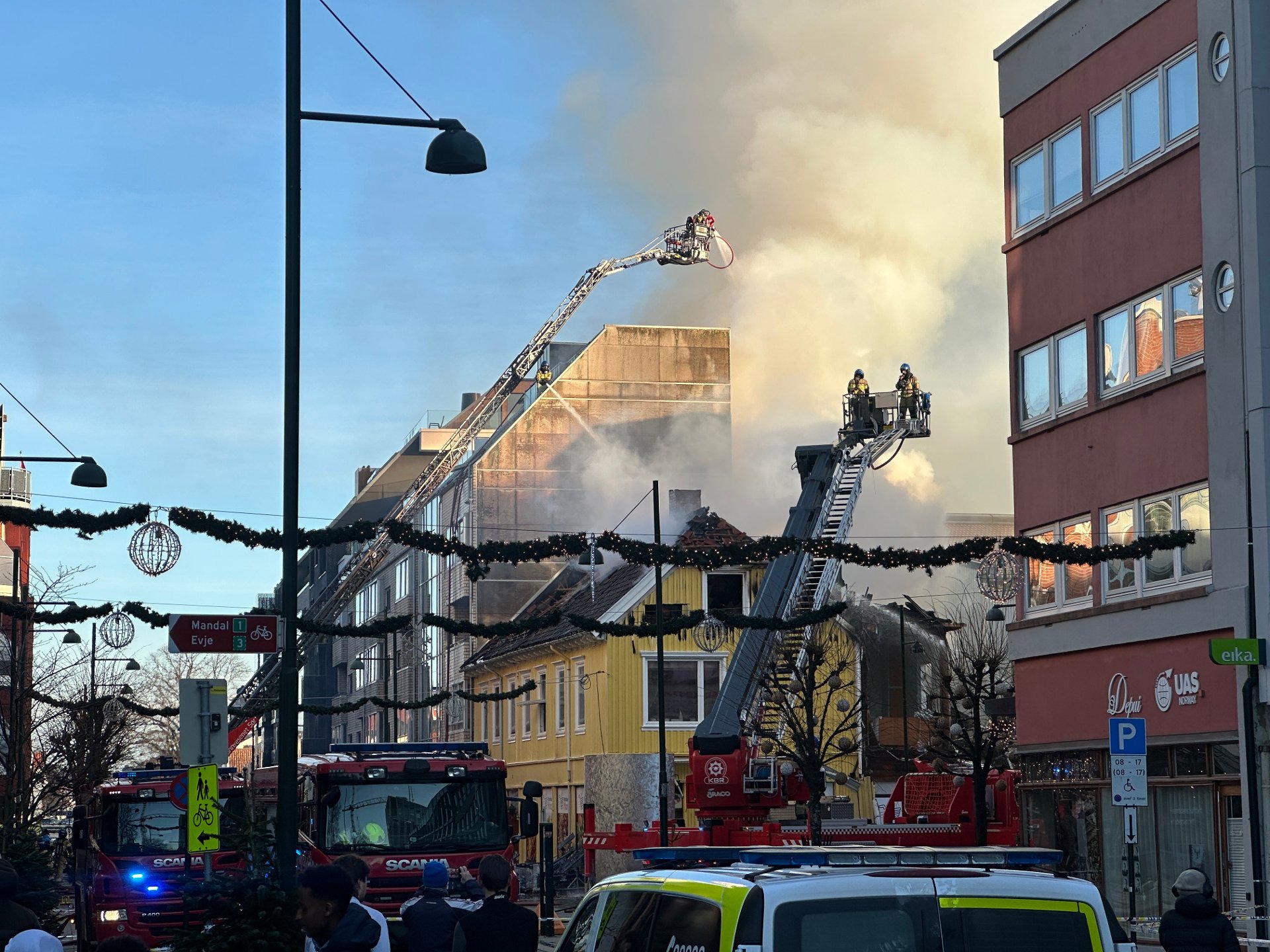 Ikke kontroll på brannen: Evakuerer beboere i Byhaven
