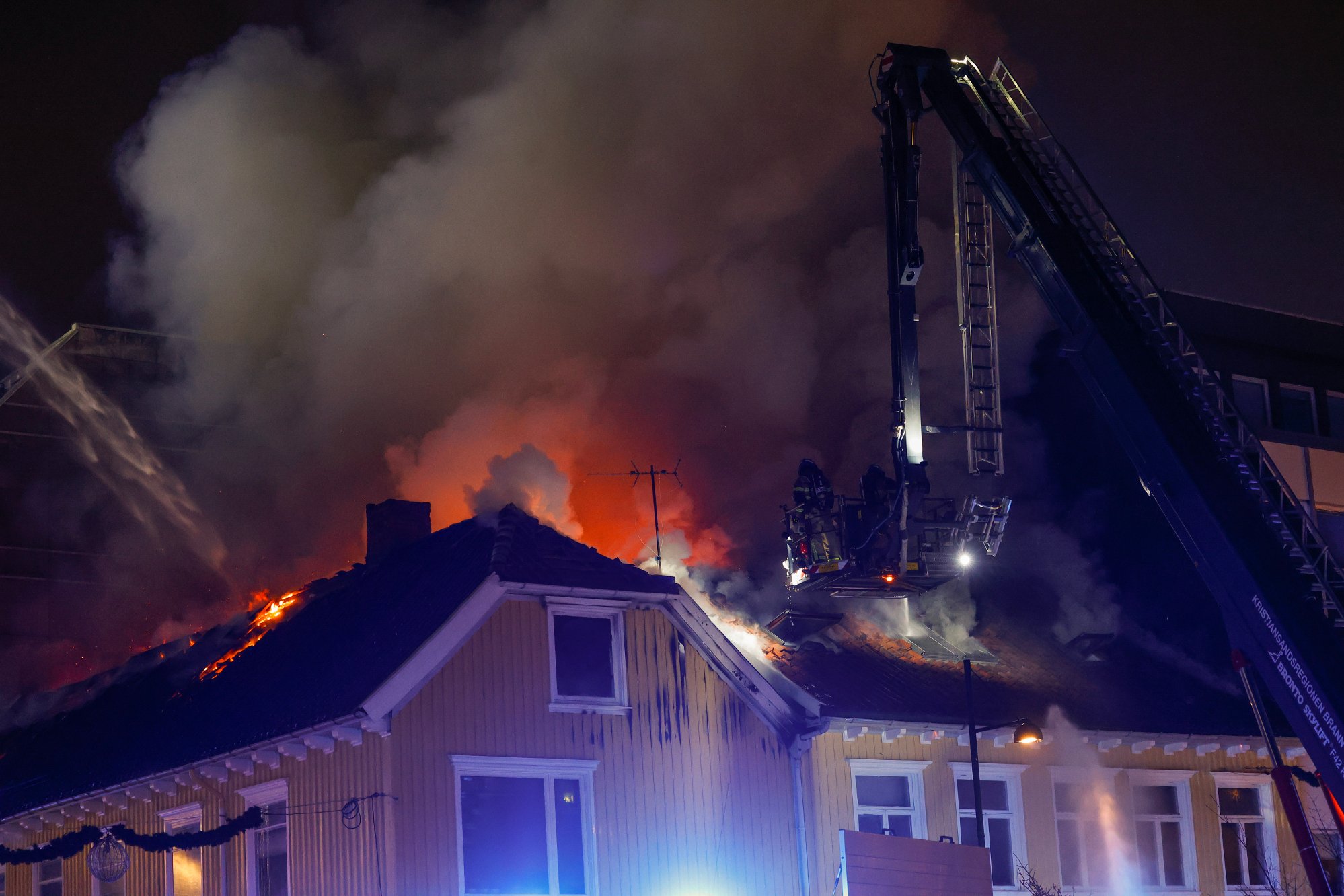 Fortsetter utover kvelden og natta: - Det har vært stor varmeutvikling