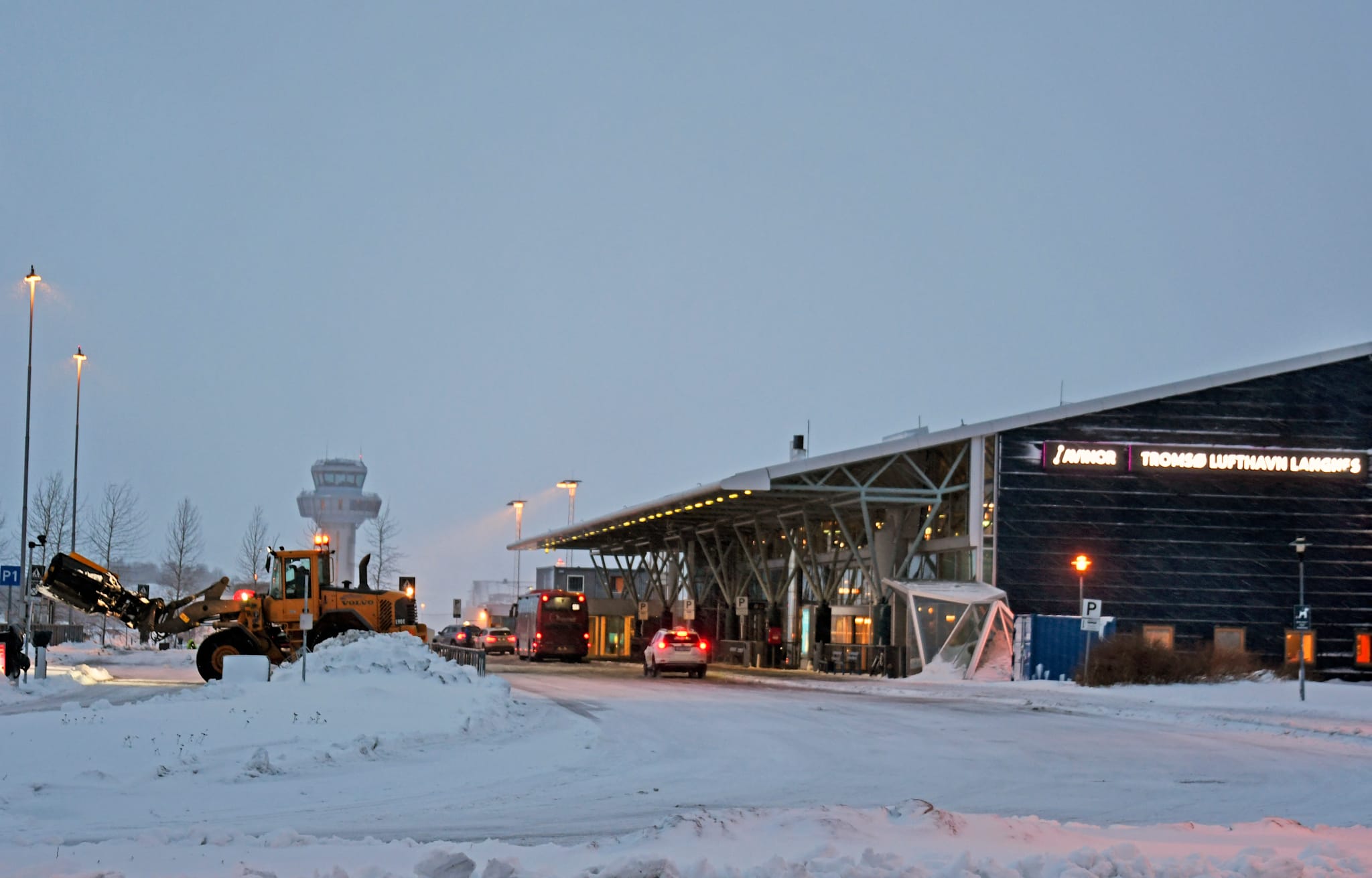 Tromsø lufthavn stengt: – Ser ikke engang plogen foran seg