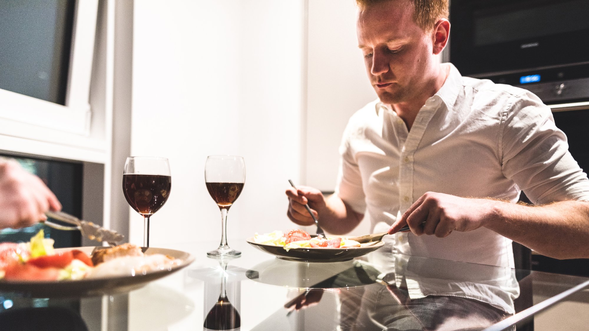Bilde av mann i par som spiser middag