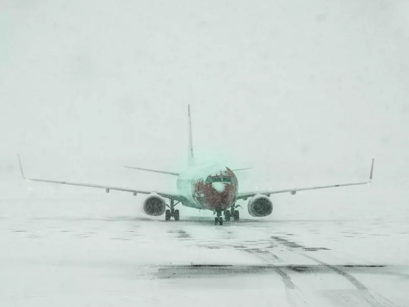 Uværet i nord: Tromsø lufthavn stengt – politiet fraråder bilkjøring