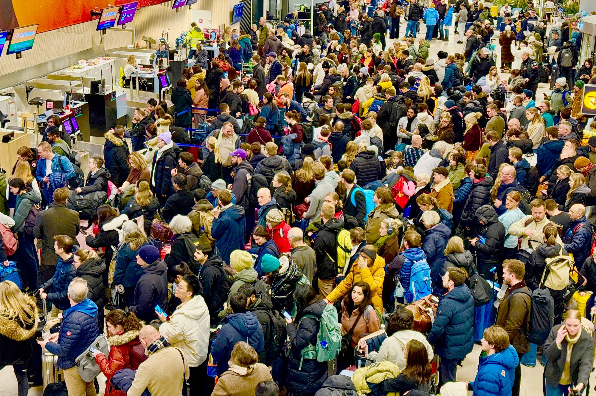 Tromsø lufthavn stengt: Totalkaos på flyplassen