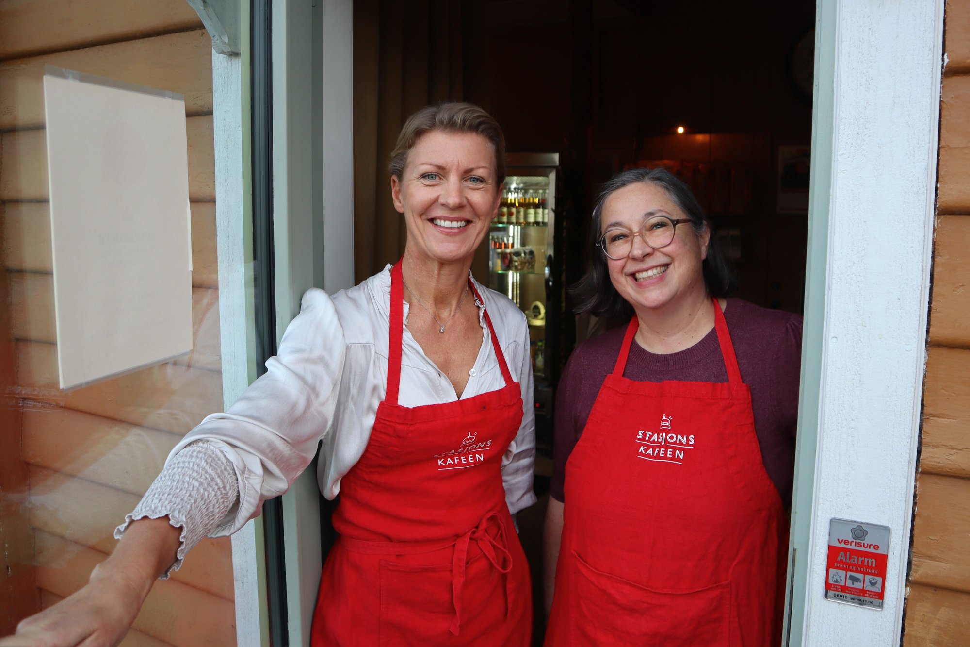 Ny eier av Stasjonskafeen i Spydeberg 
Ny eier: Amanda Knudsen
Gammel eier: Kaja Kristine Espenes