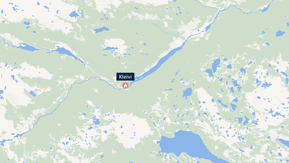 Brann i Kleivi i Hol - anbefaler beboere i området om å lukke vinduene