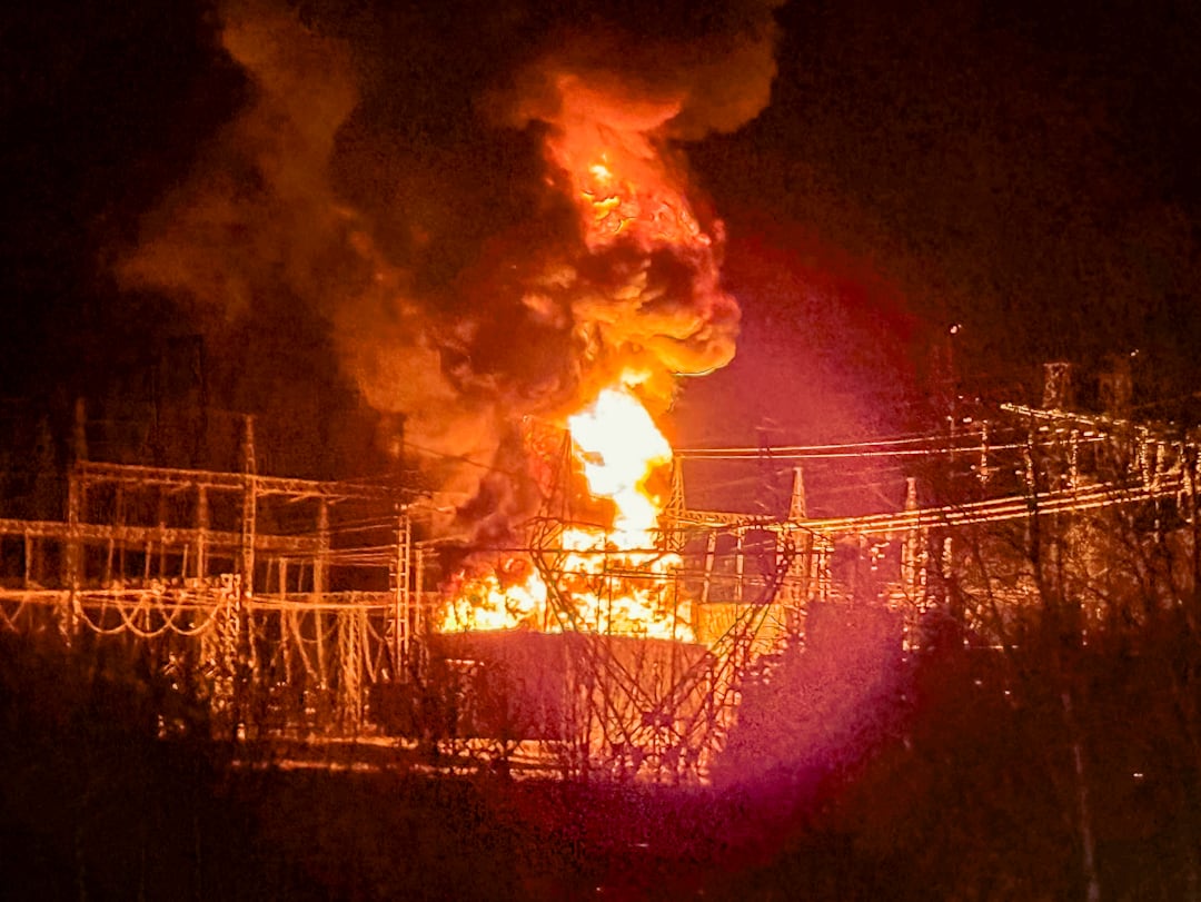 Kraftig brann i Hol: Politiet ber beboere lukke vinduene