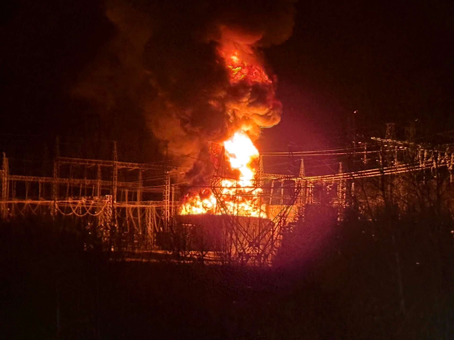 Kraftig brann i trafostasjon i Hallingdal