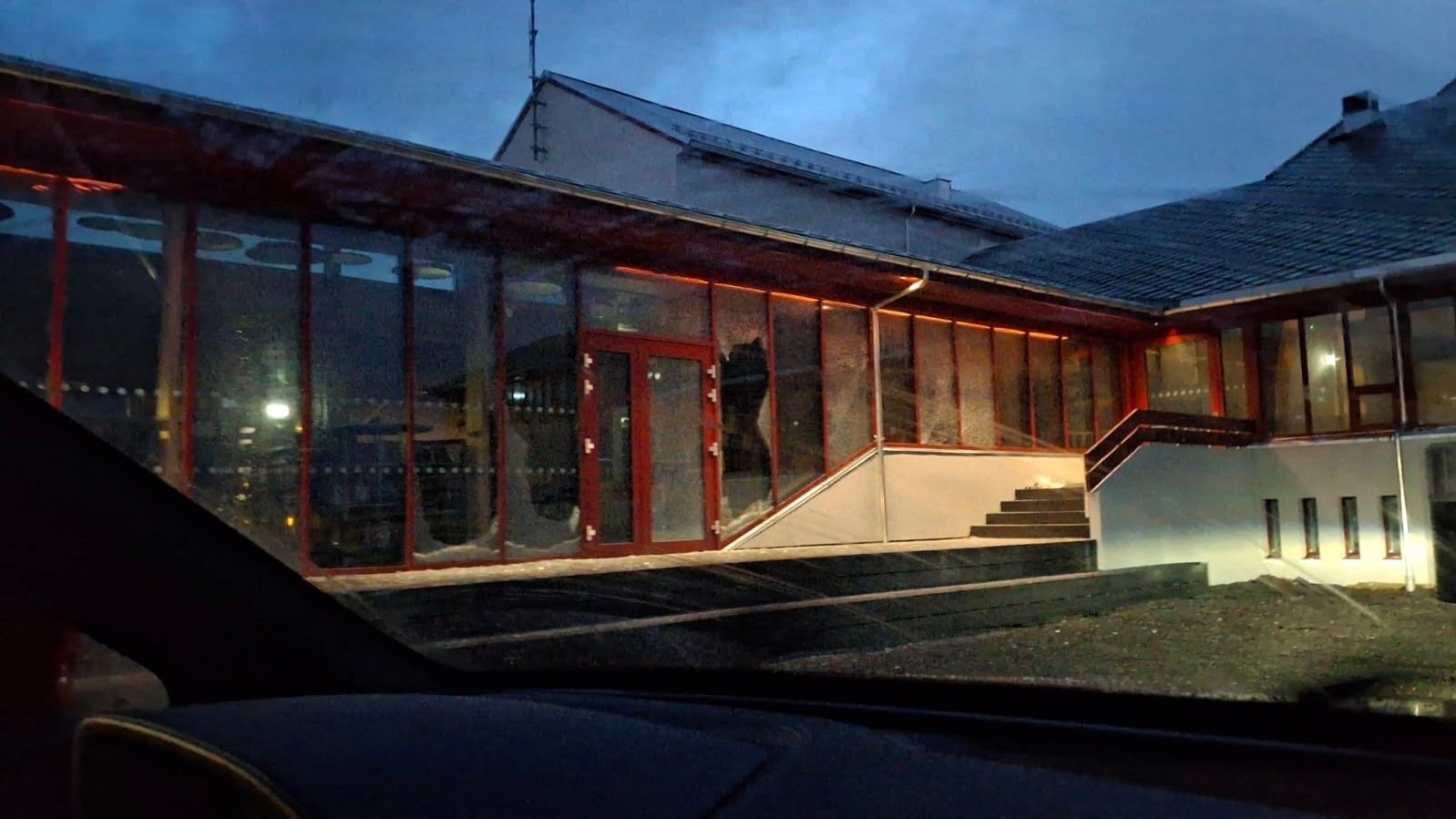 63 vinduer pulverisert av stormen: – Det kommer til å bli kamp om håndverkere