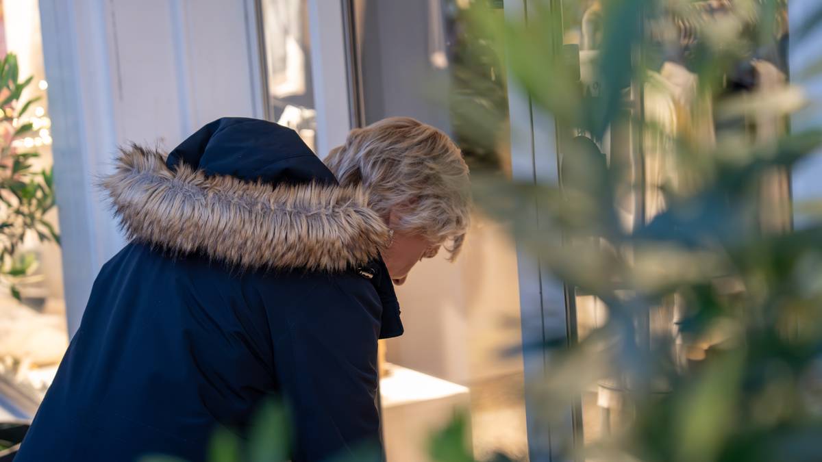 Spent på konsekvensene etter brannen: – Kjenner lukta