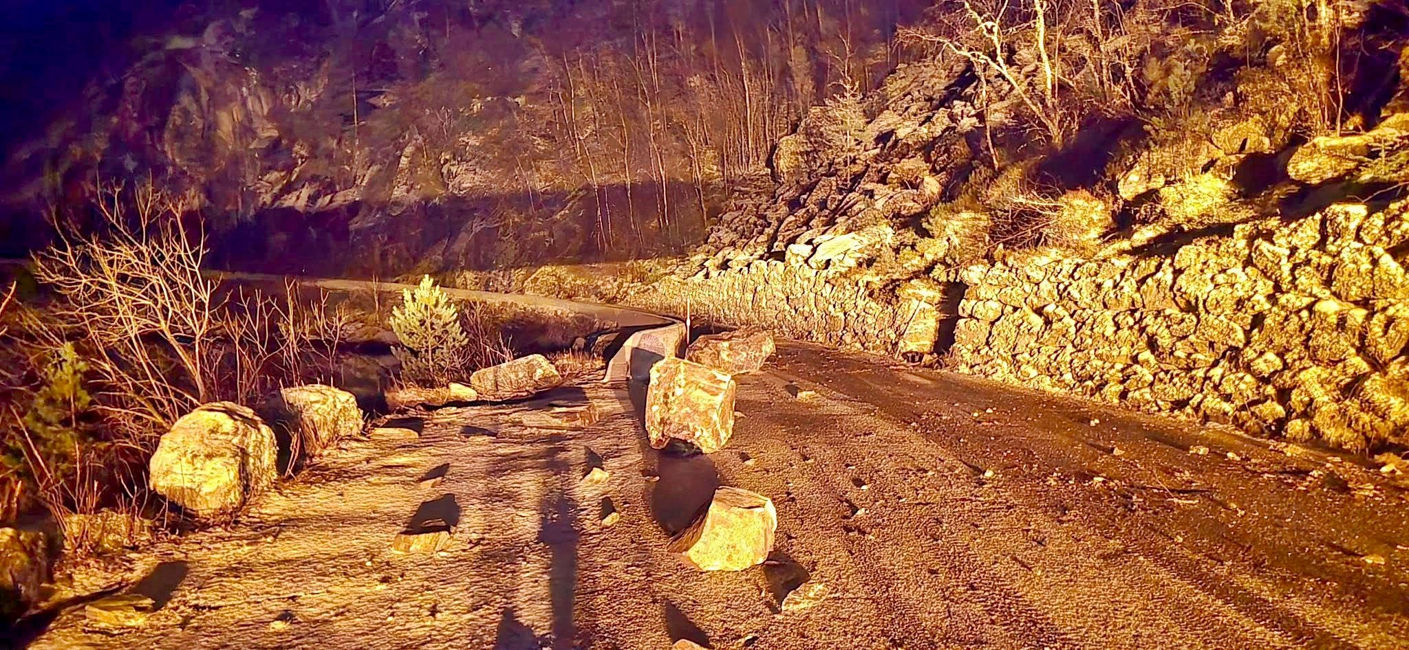 Stein rasa ned i vegen