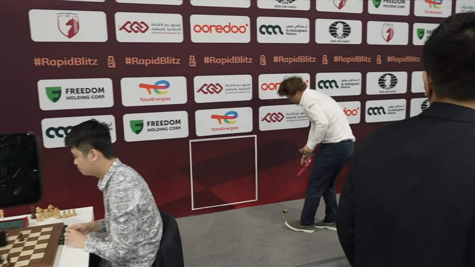 Her går det galt: Carlsen tapte etter at han mistet brikken på gulvet