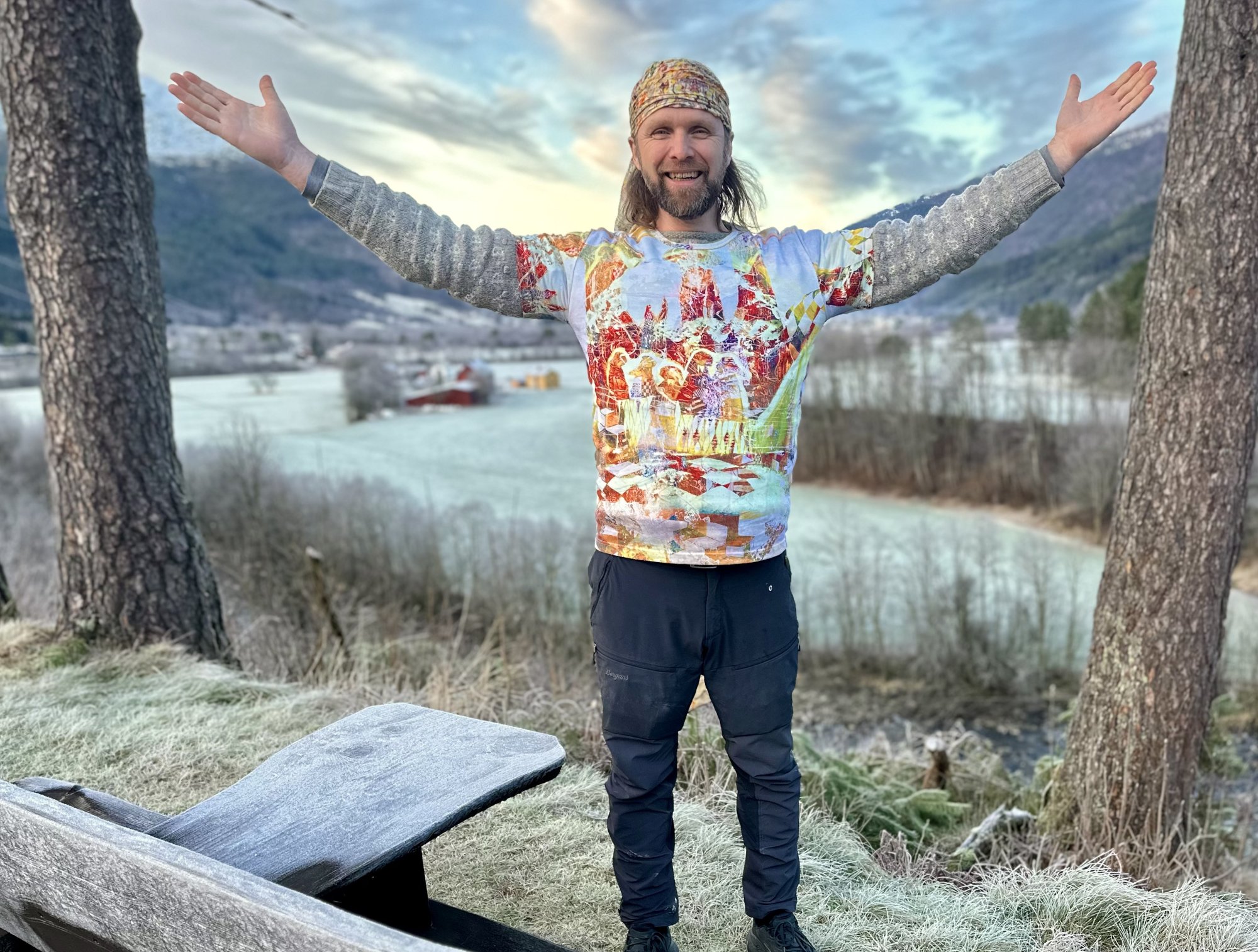 Familien Sand med Aune (bildet) og tvillingbror Vebjørn i spissen, har kjøpt den nedlagte skolen i Todalen (som sees som de røde byggene i bakgrunnen). Nå melder han flytting til Surnadal for å bygge opp galleri og kunstsenter. 