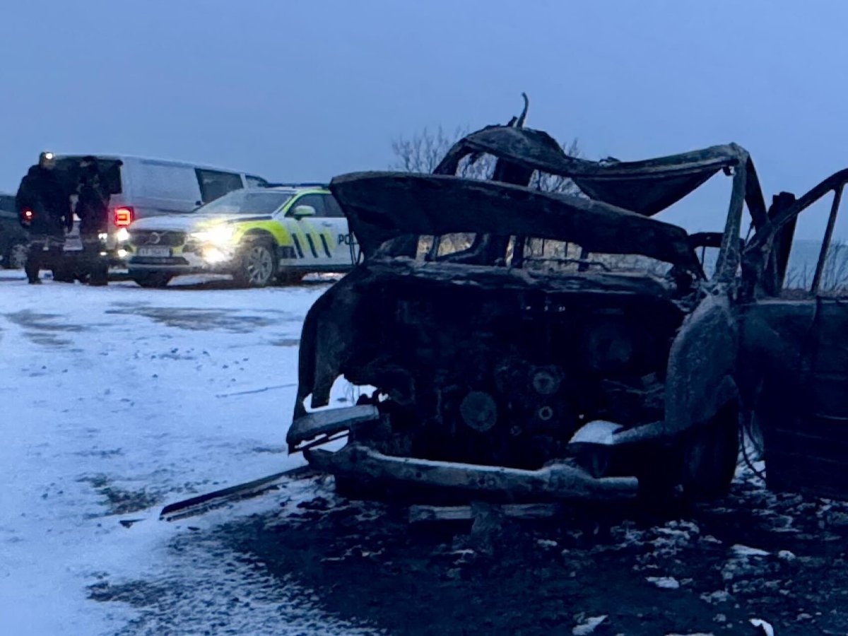 En person funnet død etter brann i bobil