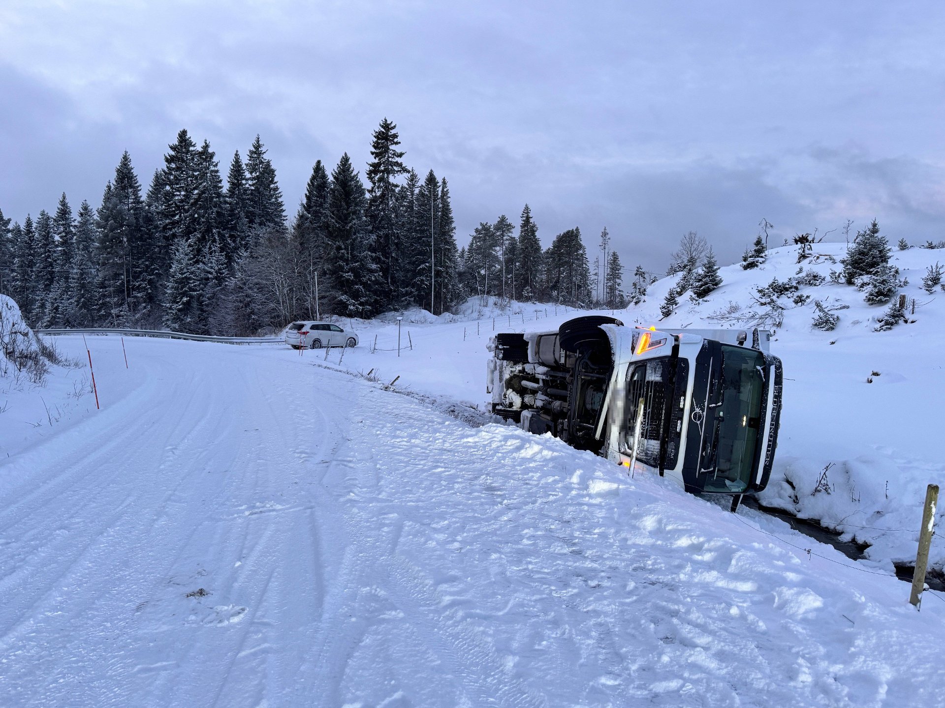 Advarer etter flere trafikkulykker: –⁠ Utrolig glatt