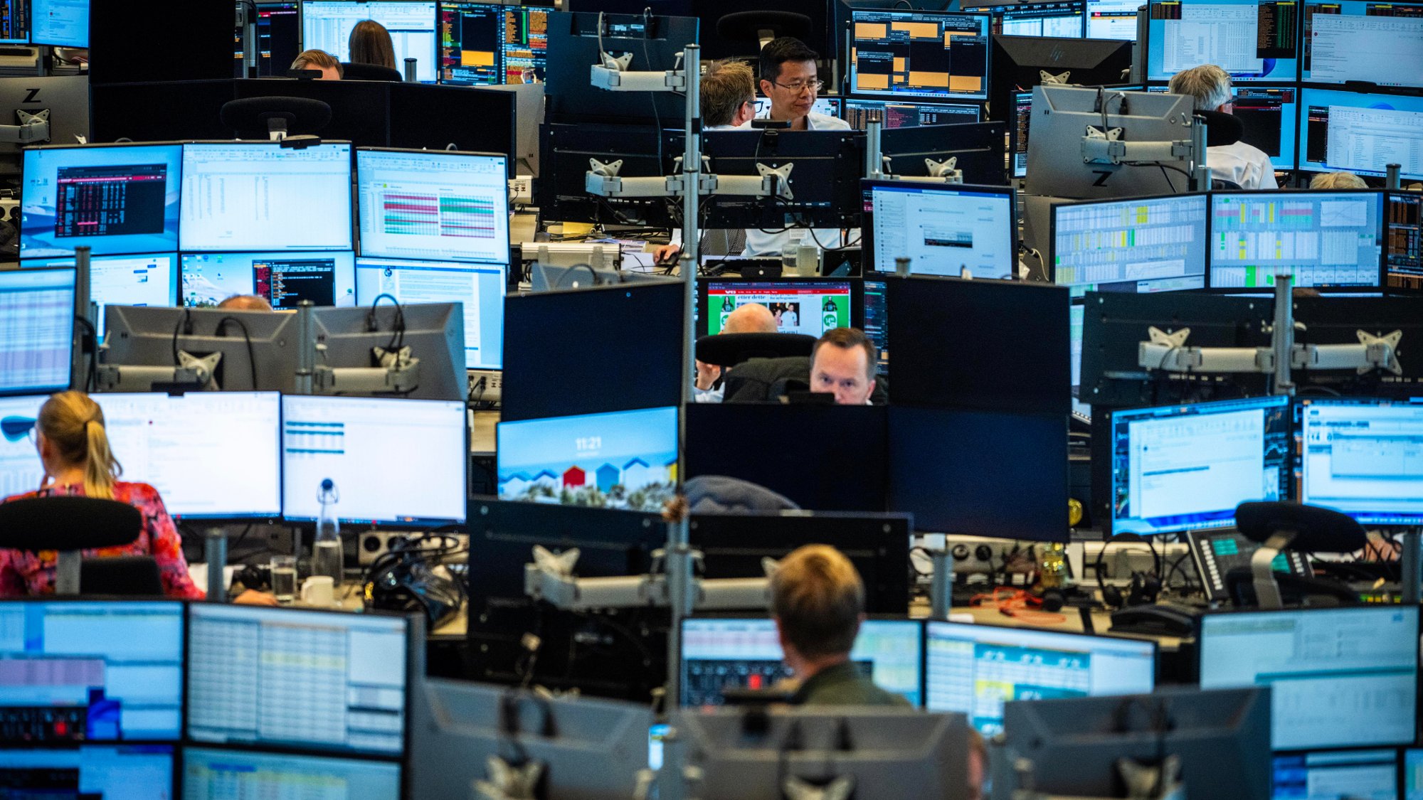 Oslo 20240805. 
Meglerrommet i DNB i Oslo mandag formiddag. Hovedindeksen på Oslo Børs var i fritt fall i de første sekundene etter åpning mandag morgen. 
Foto: Ole Berg-Rusten / NTB