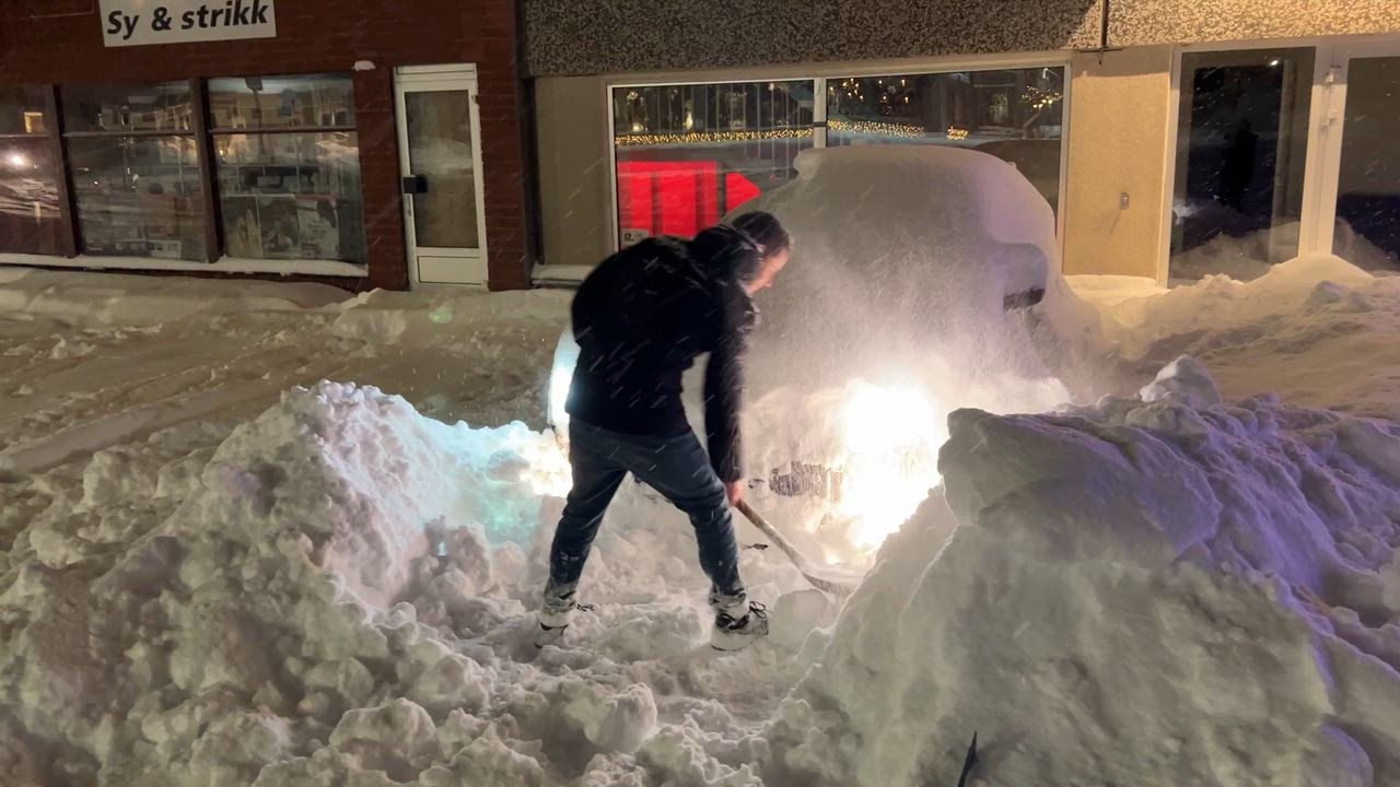 Her graver Mykyta (25) fram bilen sin, for andre dag på rad: – Absurde mengder