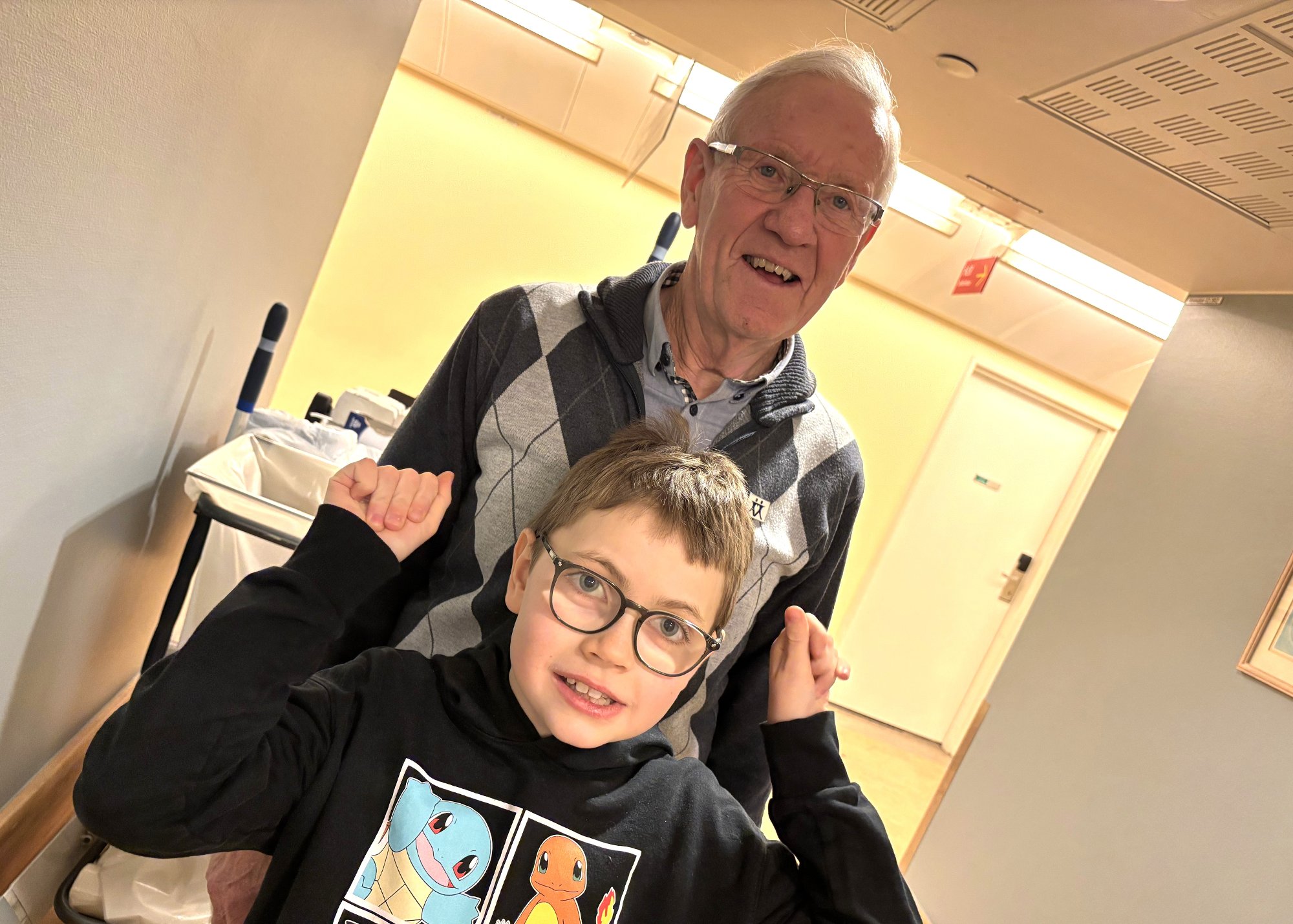 Ole (9) fikk nyre av farfar Hans (76): – Det er viktig for meg å fortelle om hvordan jeg har det