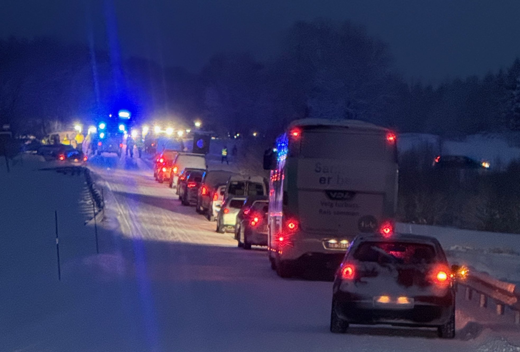 Fotgjenger påkjørt: livreddende førstehjelp pågår
