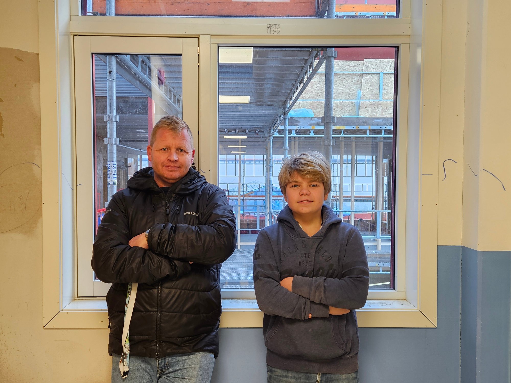 Slik er skole- og arbeidshverdagen på byggeplassen: – Elevene har ikke klaga!