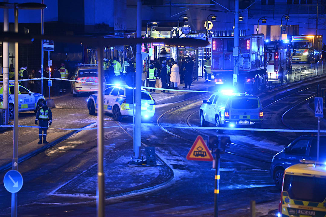 Buss krasjet inn i bygning i Stockholm – flere skadet