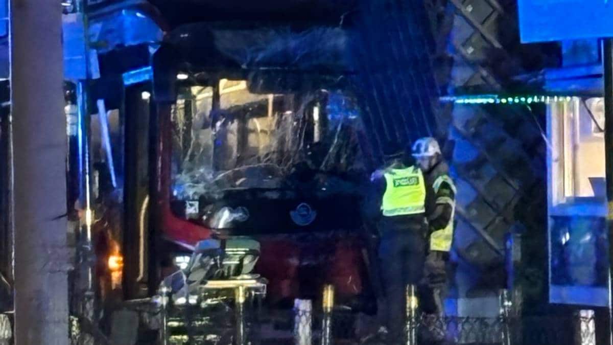 Buss har kollidert med ein bygning i Stockholm