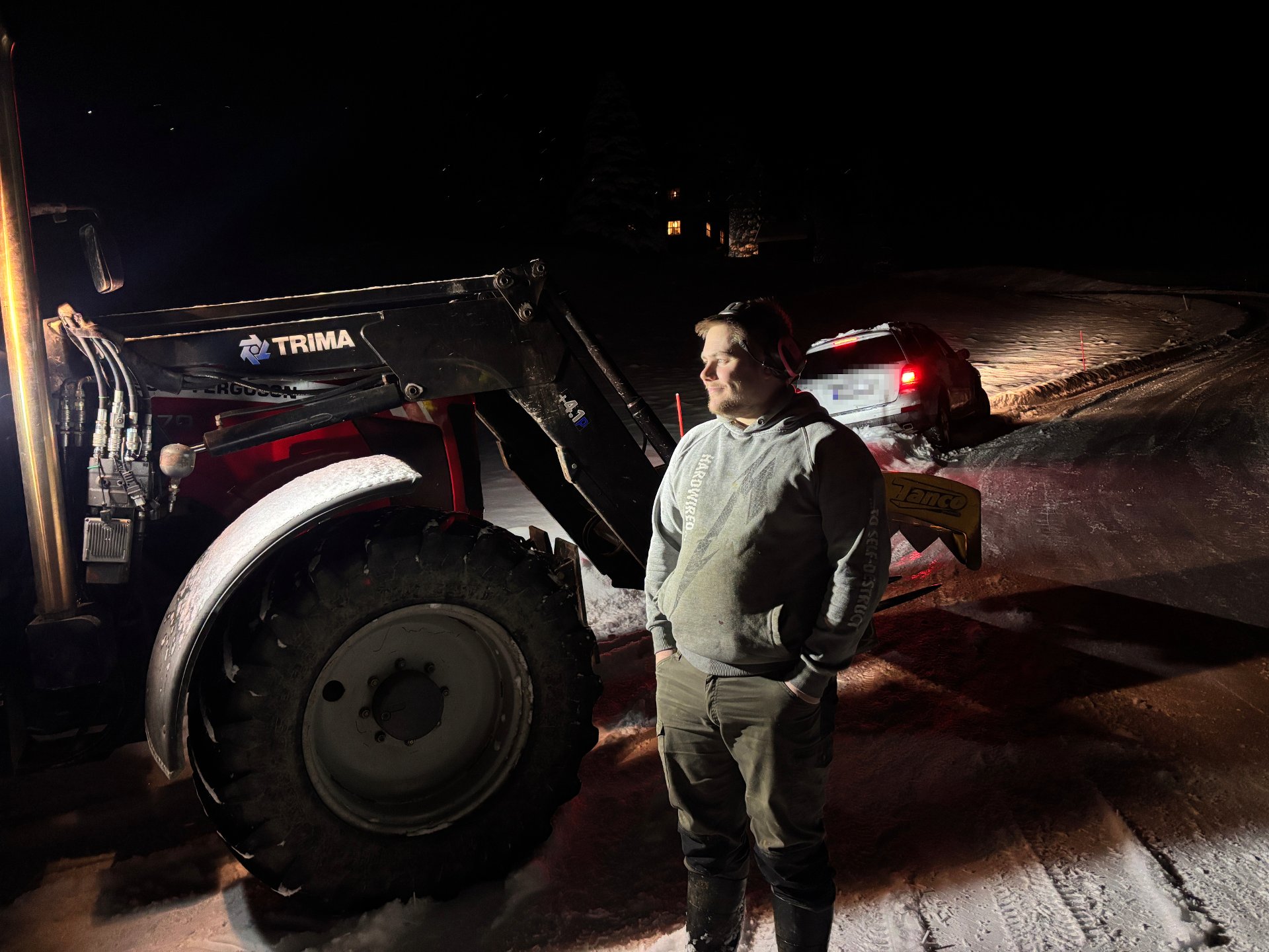 Kaos på glatt fylkesveg